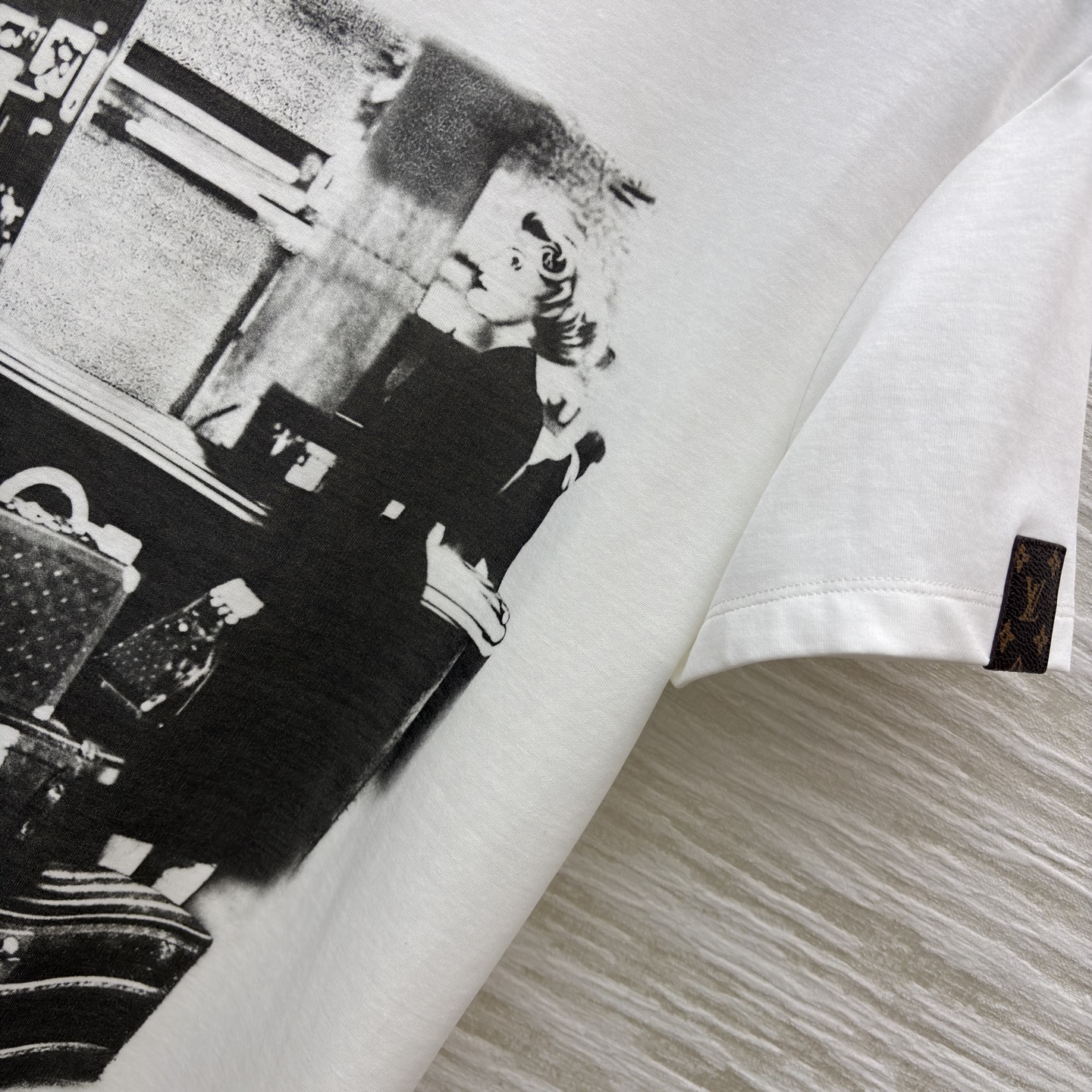 L家 26春夏新款 印花白色短袖T恤 正面黑白印花超有艺术感 行李箱＋人物场景 旅行氛围拉满！高品质棉料