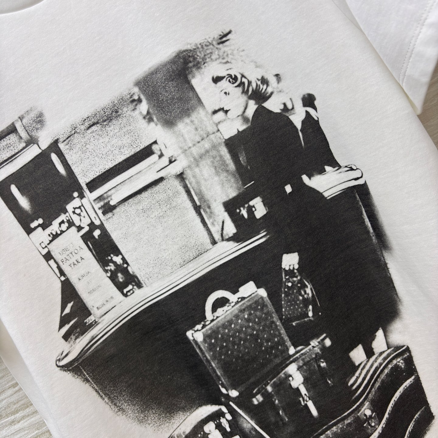 L家 26春夏新款 印花白色短袖T恤 正面黑白印花超有艺术感 行李箱＋人物场景 旅行氛围拉满！高品质棉料