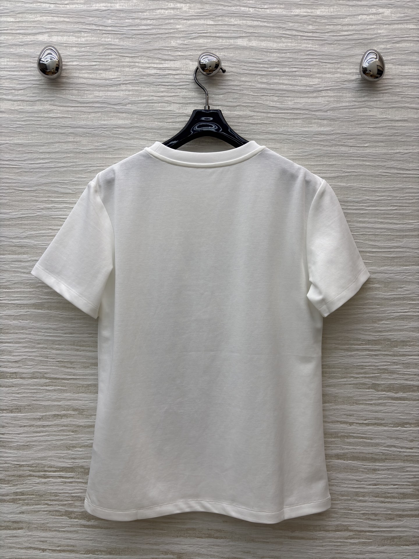 L家 26春夏新款 印花白色短袖T恤 正面黑白印花超有艺术感 行李箱＋人物场景 旅行氛围拉满！高品质棉料