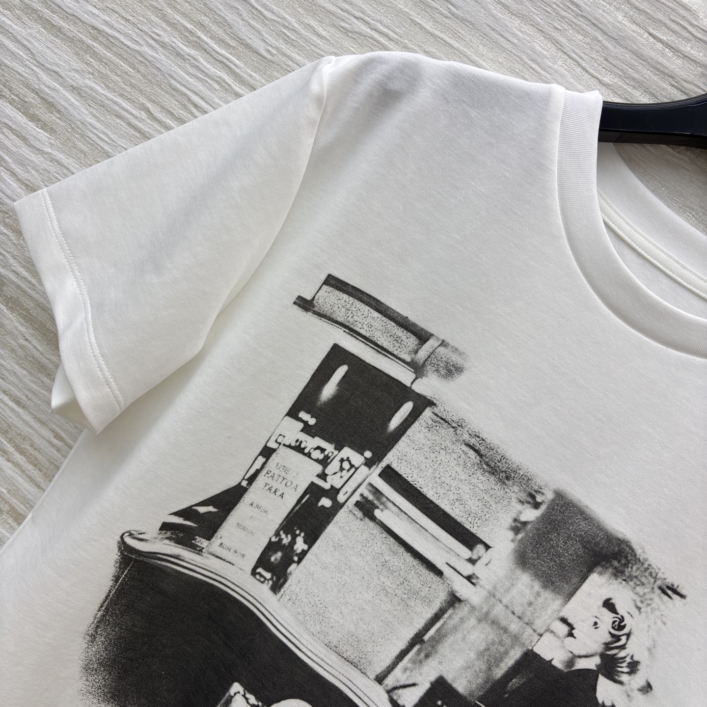 L家 26春夏新款 印花白色短袖T恤 正面黑白印花超有艺术感 行李箱＋人物场景 旅行氛围拉满！高品质棉料