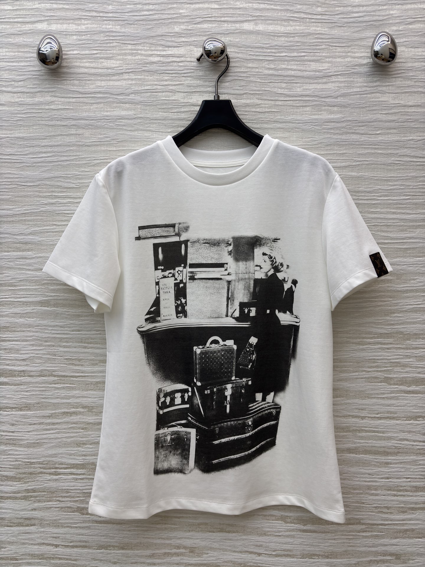 L家 26春夏新款 印花白色短袖T恤 正面黑白印花超有艺术感 行李箱＋人物场景 旅行氛围拉满！高品质棉料