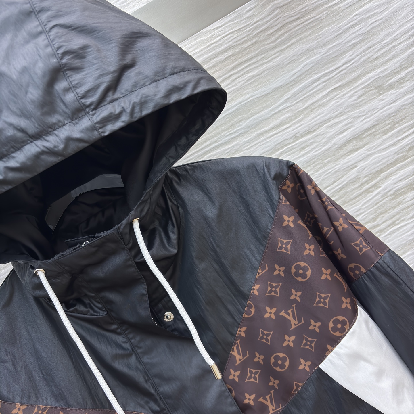 L家 26早春新款 拼接风衣夹克外套 黑色光泽面料+经典Monogram老花 时尚感满分！白色几何拼接 