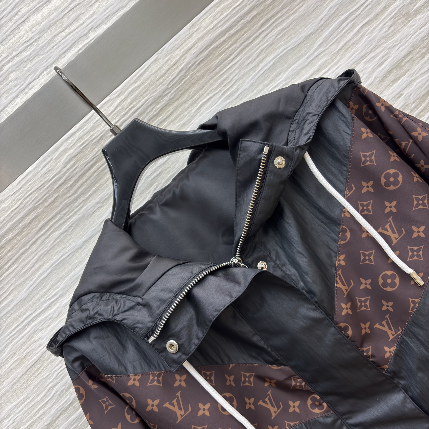 L家 26早春新款 拼接风衣夹克外套 黑色光泽面料+经典Monogram老花 时尚感满分！白色几何拼接 