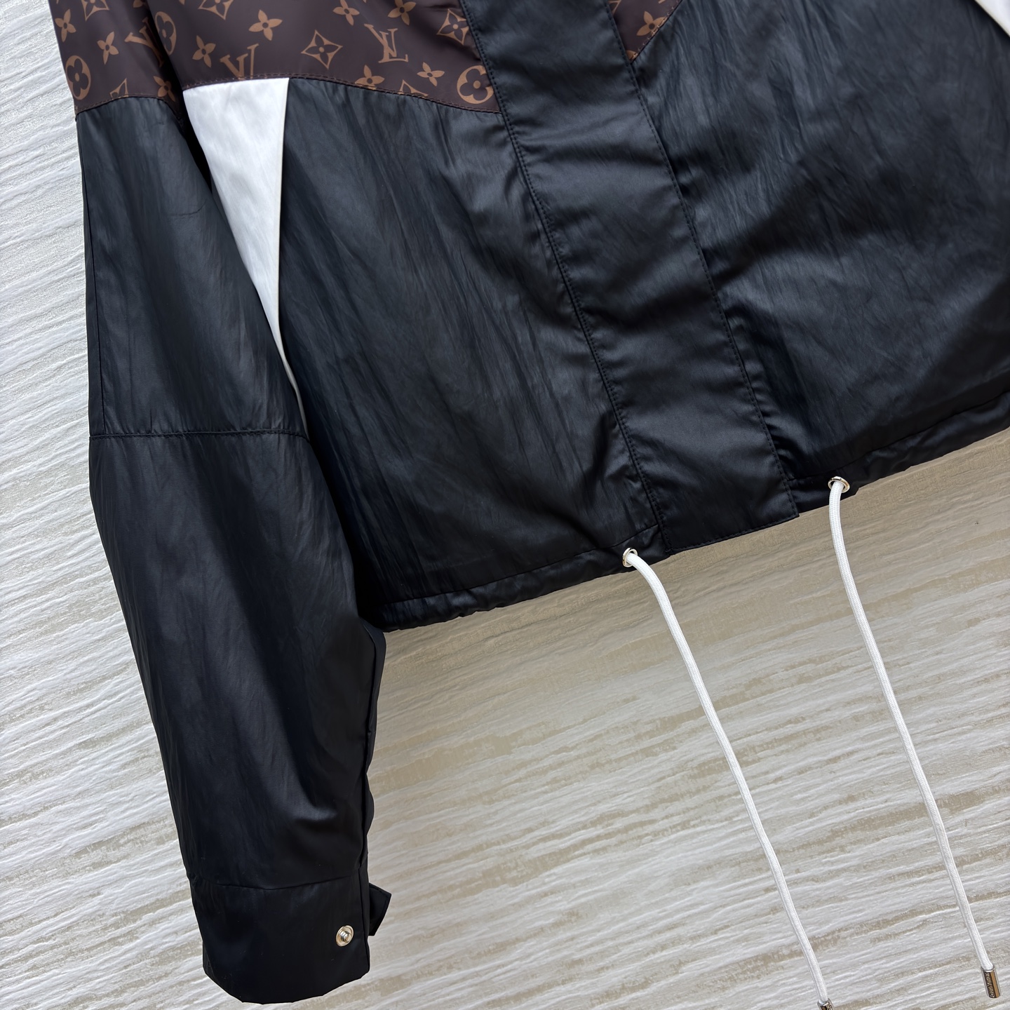 L家 26早春新款 拼接风衣夹克外套 黑色光泽面料+经典Monogram老花 时尚感满分！白色几何拼接 