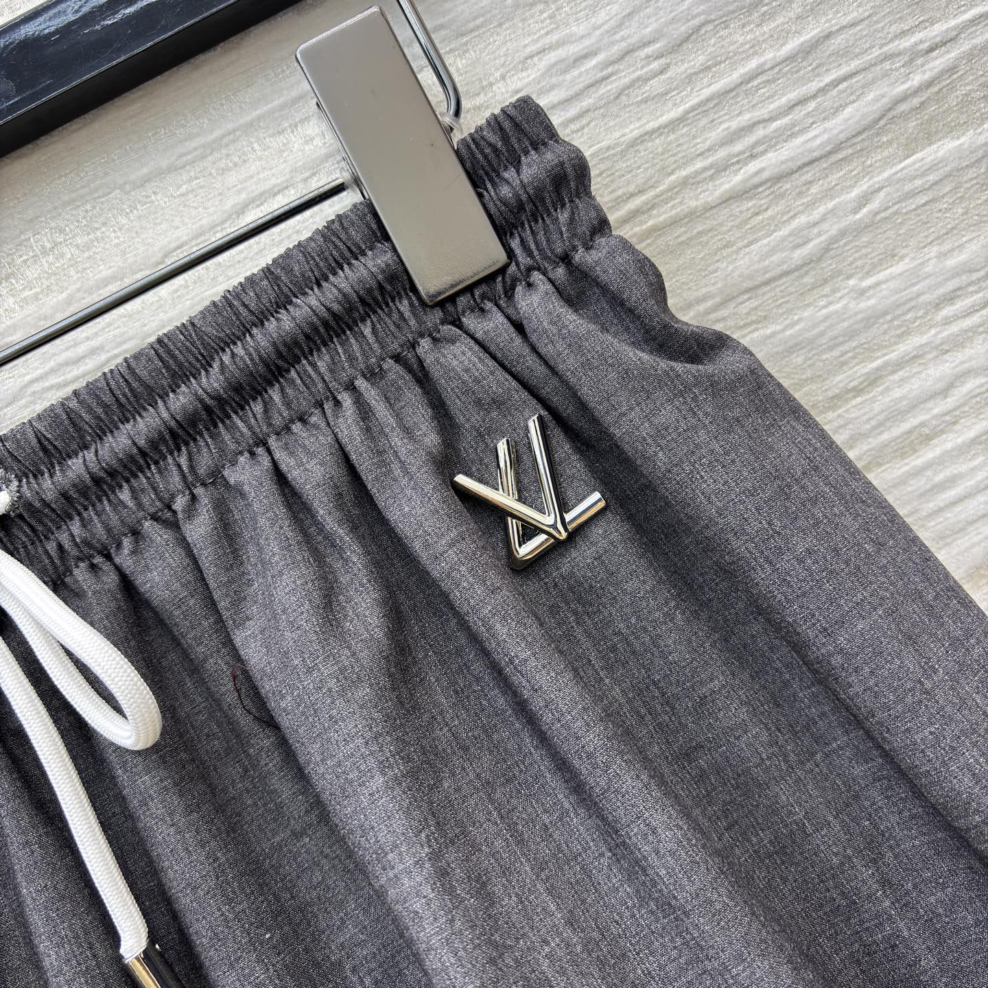 L家 26早春新款 灰色蛋糕短裙 松紧腰+抽绳设计 舒适又实用！两层荷叶边+安全裤内衬 层次感满满 轻盈