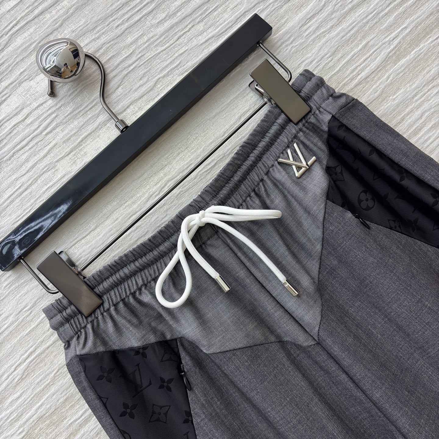 L家 26早春新款 拼接长裤 采用灰色、黑色和白色拼接设计 现代感十足 高品质棉混纺面料 舒适又耐穿 抽