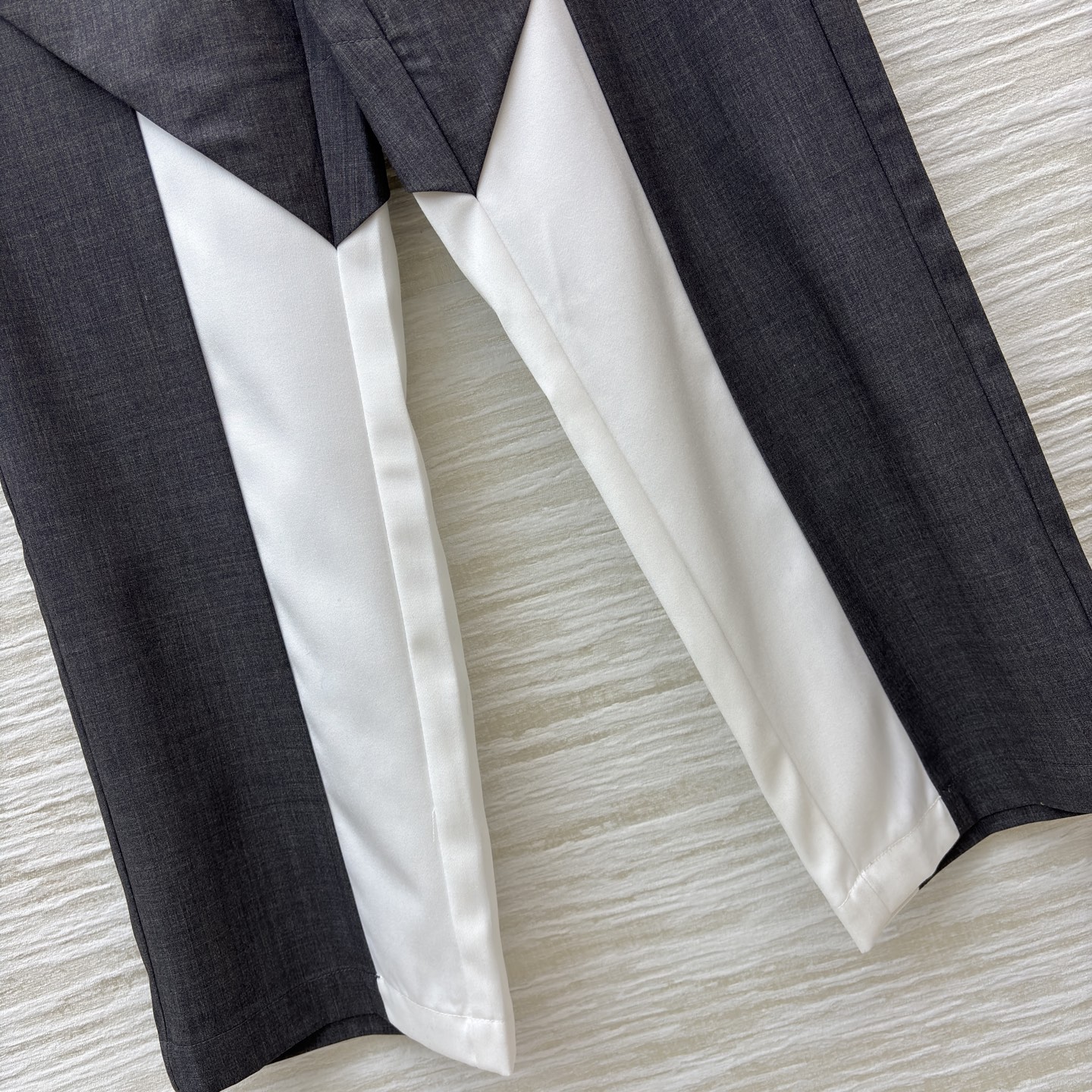 L家 26早春新款 拼接长裤 采用灰色、黑色和白色拼接设计 现代感十足 高品质棉混纺面料 舒适又耐穿 抽