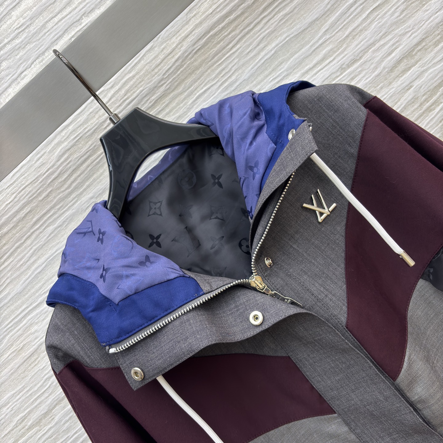 L家 26早春新款 撞色拼接连帽外套 短款设计+灰色主色 搭配酒红、黑色、白色几何拼接 层次感超强！高品