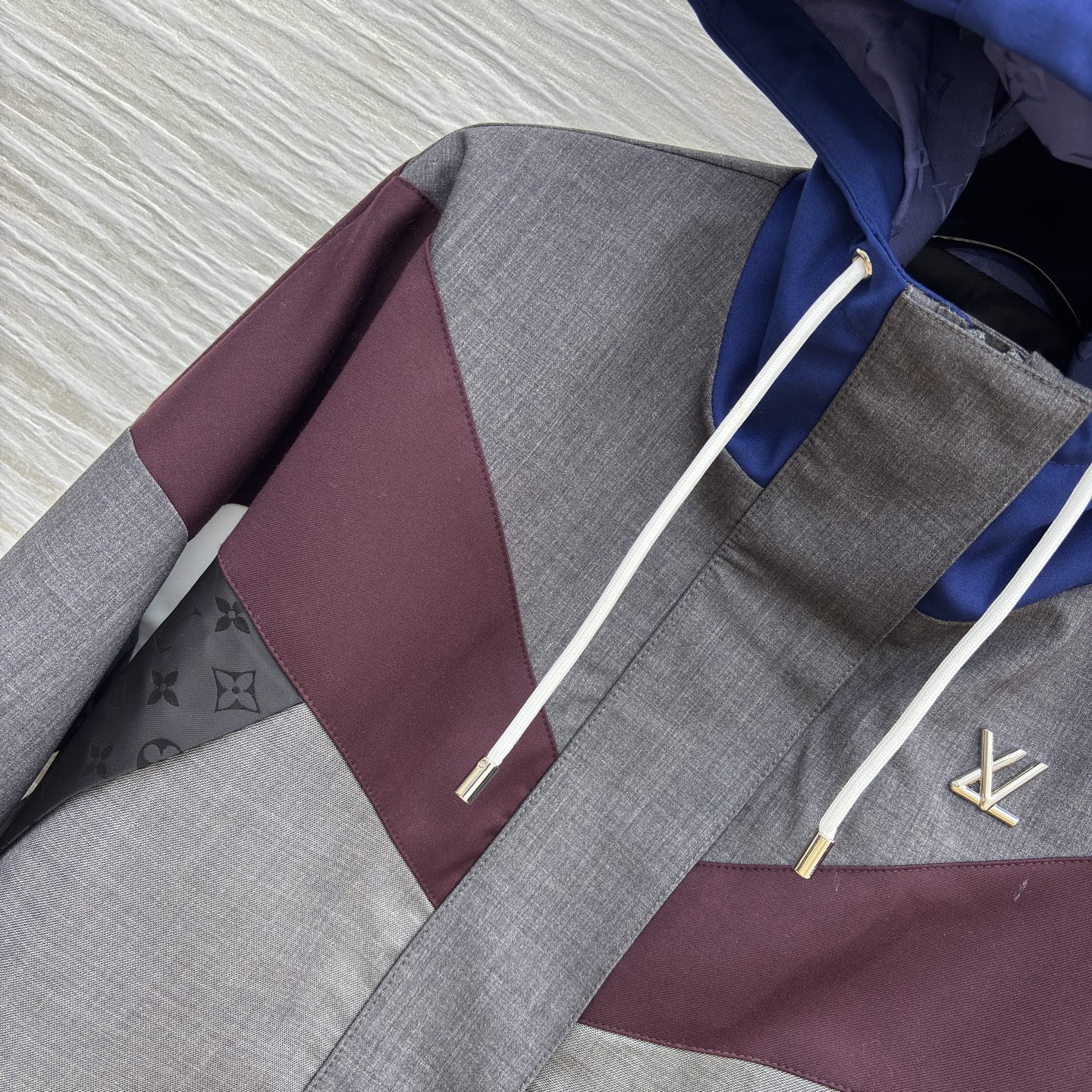 L家 26早春新款 撞色拼接连帽外套 短款设计+灰色主色 搭配酒红、黑色、白色几何拼接 层次感超强！高品