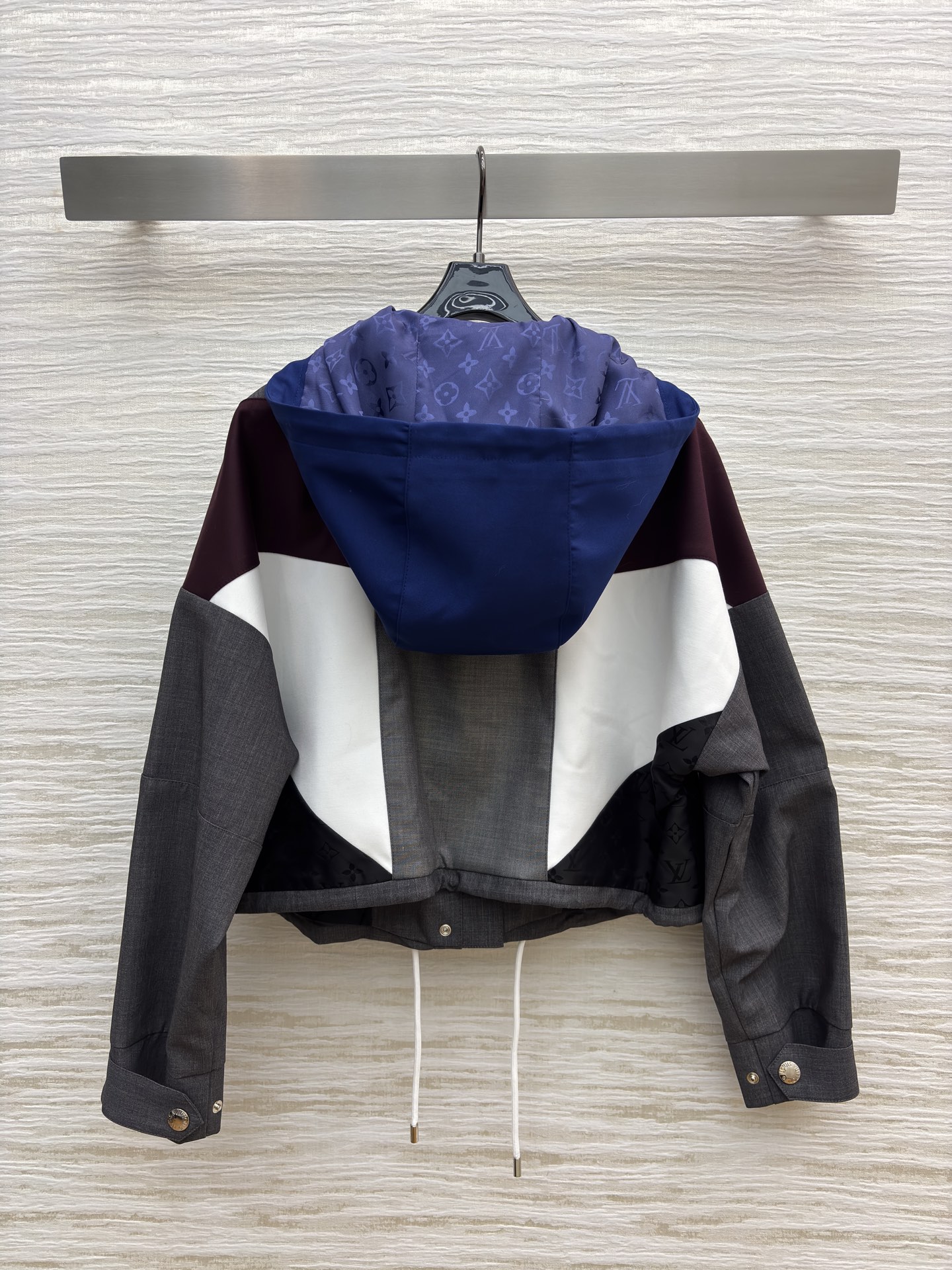 L家 26早春新款 撞色拼接连帽外套 短款设计+灰色主色 搭配酒红、黑色、白色几何拼接 层次感超强！高品