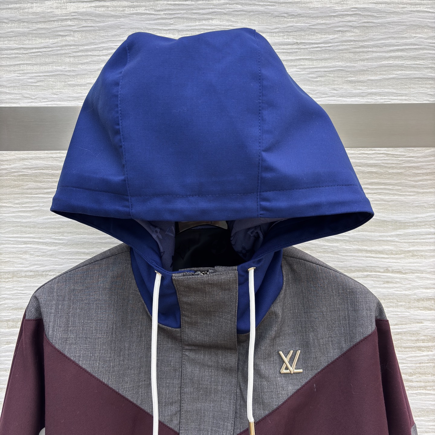 L家 26早春新款 撞色拼接连帽外套 短款设计+灰色主色 搭配酒红、黑色、白色几何拼接 层次感超强！高品