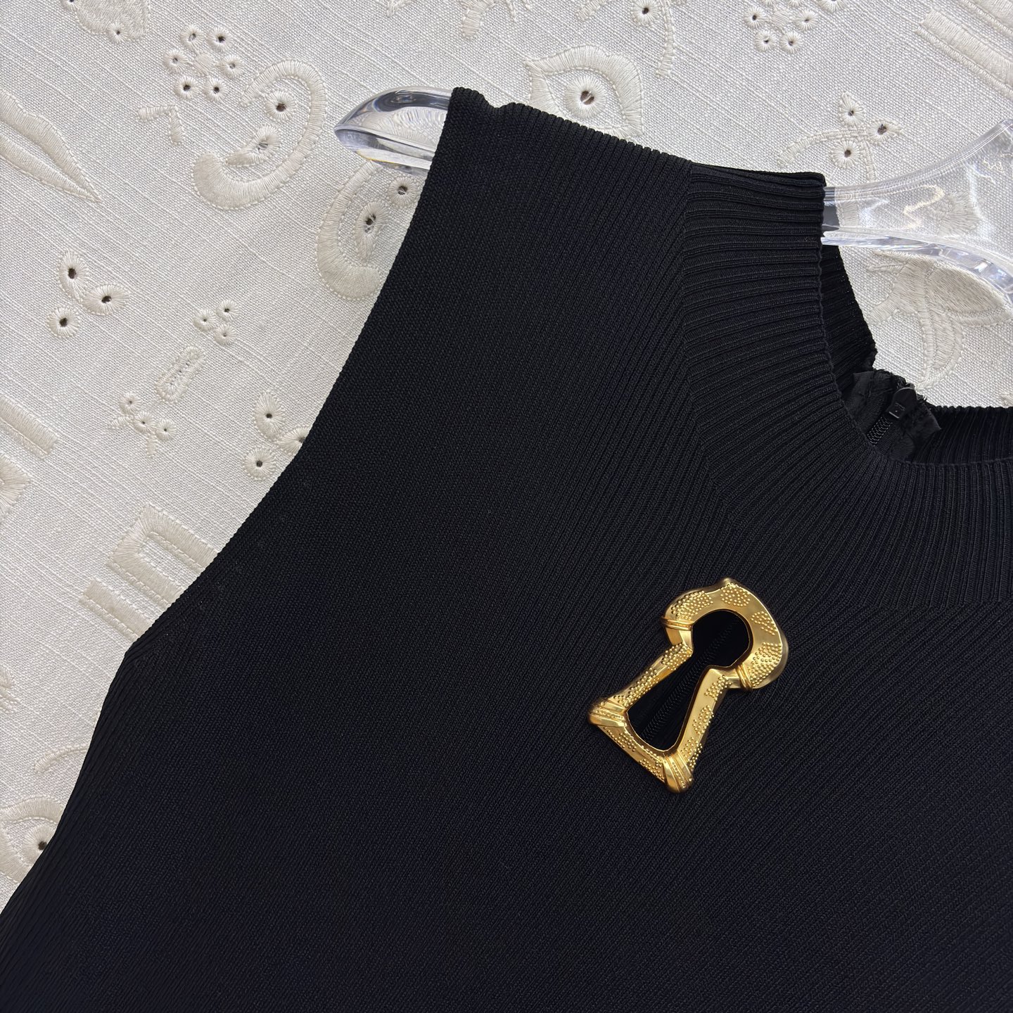 Sch 26新款 缕空匙形扣装饰无袖连衣裙 气场拉满 针织拼接褶皱设计 显瘦又气质 上半身针织修身 下裙