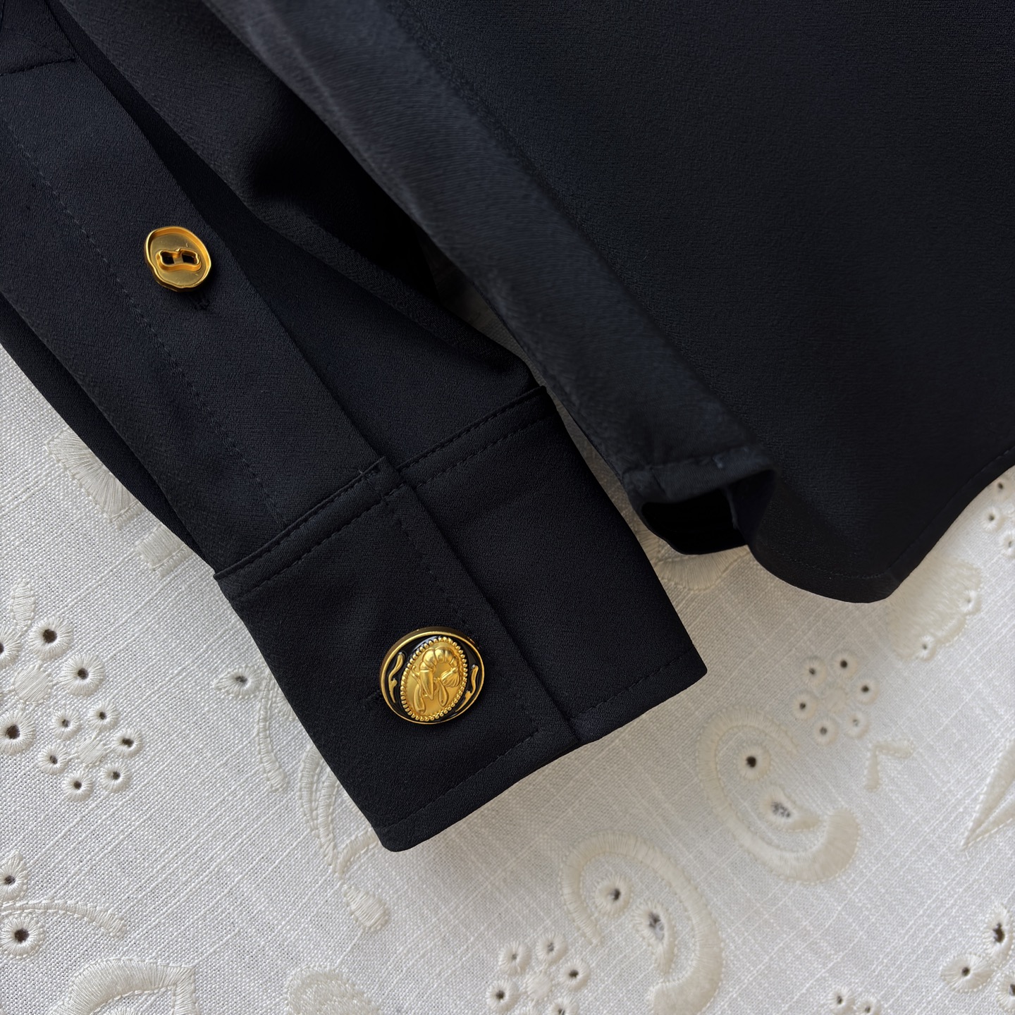 Sch 26春夏 异形扣缎面衬衫 把高级感穿在身上 丝滑缎面+复古金扣 一件解锁N种穿搭 甄选高定缎面面