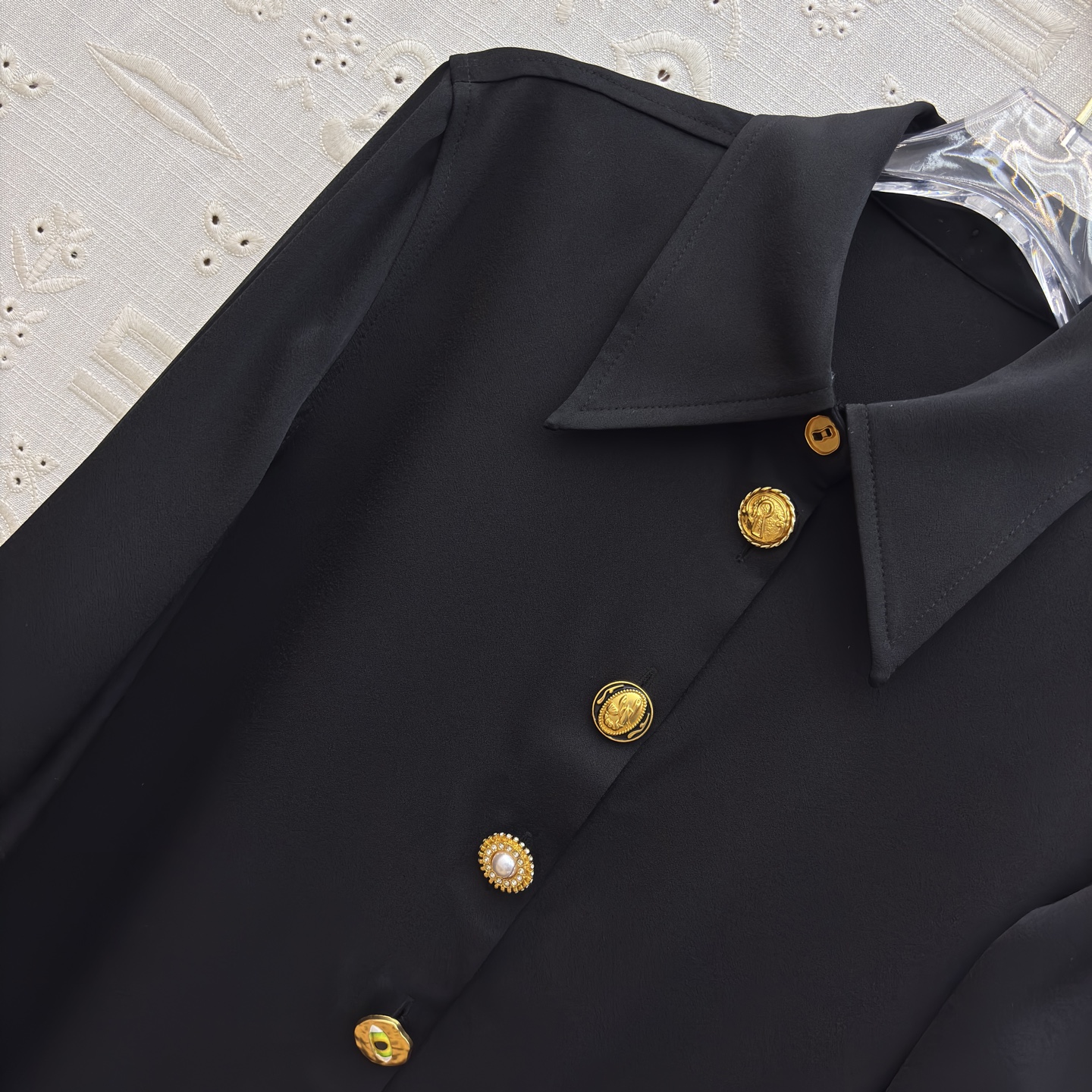 Sch 26春夏 异形扣缎面衬衫 把高级感穿在身上 丝滑缎面+复古金扣 一件解锁N种穿搭 甄选高定缎面面