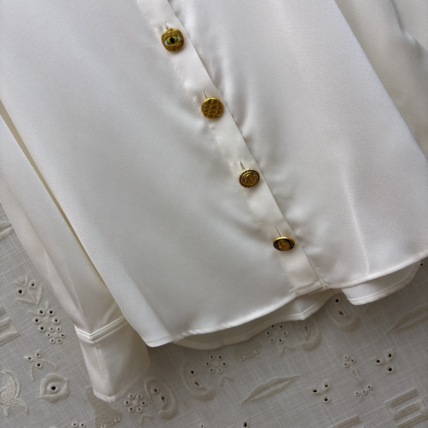 Sch 26春夏 异形扣缎面衬衫 把高级感穿在身上 丝滑缎面+复古金扣 一件解锁N种穿搭 甄选高定缎面面