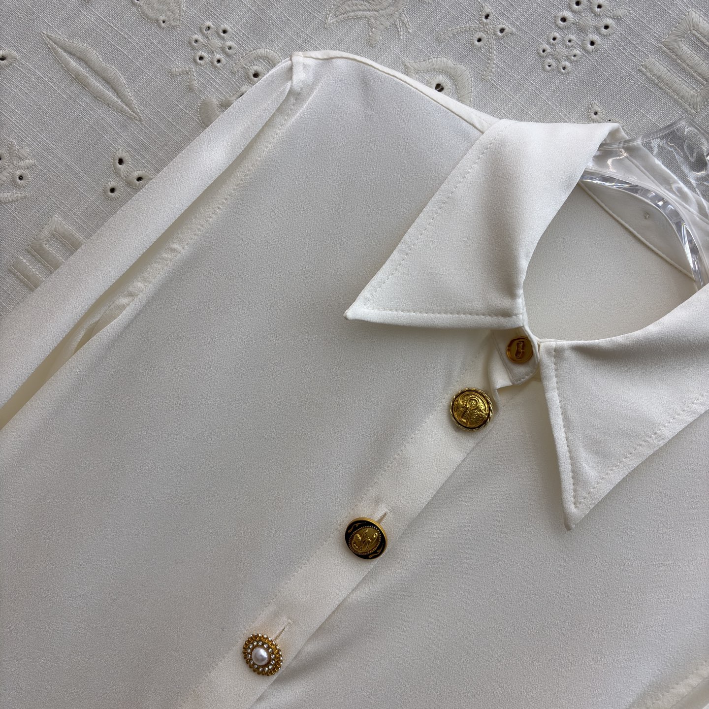 Sch 26春夏 异形扣缎面衬衫 把高级感穿在身上 丝滑缎面+复古金扣 一件解锁N种穿搭 甄选高定缎面面