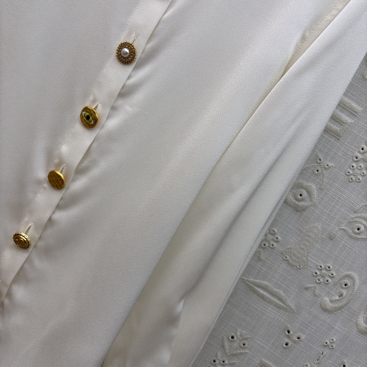 Sch 26春夏 异形扣缎面衬衫 把高级感穿在身上 丝滑缎面+复古金扣 一件解锁N种穿搭 甄选高定缎面面