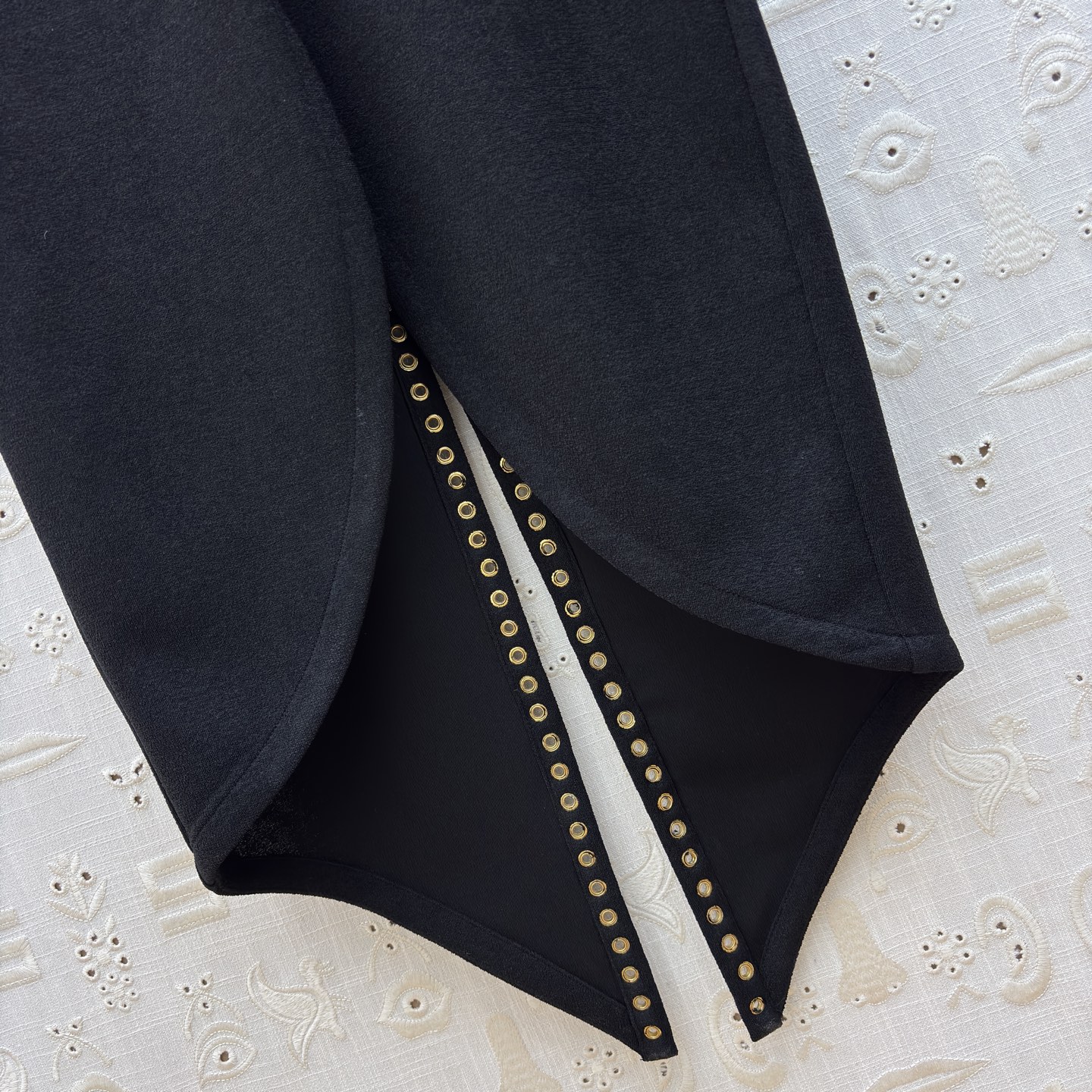 Sch26春夏 V领黑金绑带设计连衣裙高级面料勾勒利落线条 V领+无袖剪裁修饰肩颈比例 前襟与后背的金色