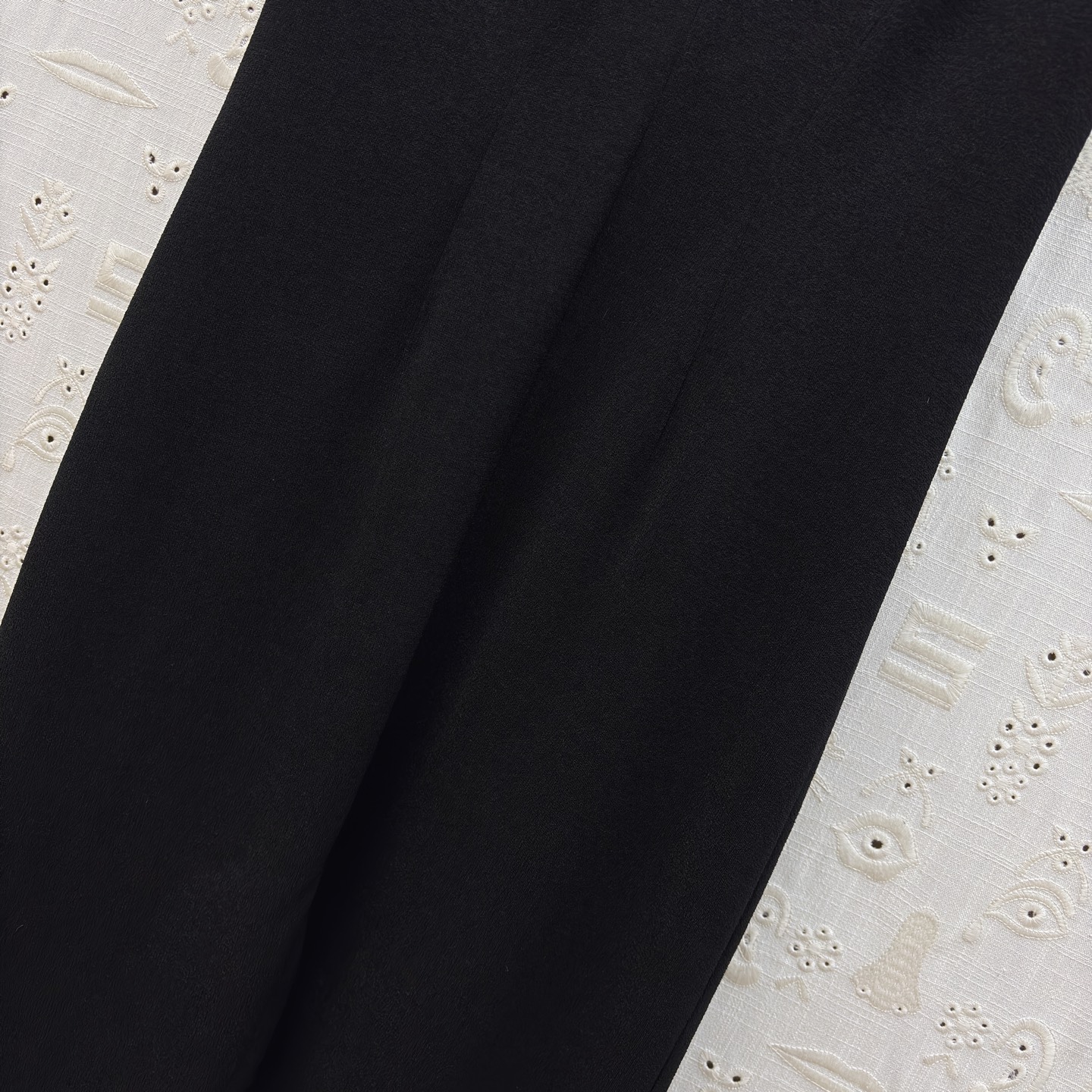 Sch26春夏 V领黑金绑带设计连衣裙高级面料勾勒利落线条 V领+无袖剪裁修饰肩颈比例 前襟与后背的金色