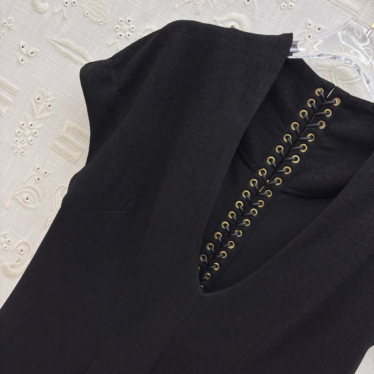 Sch26春夏 V领黑金绑带设计连衣裙高级面料勾勒利落线条 V领+无袖剪裁修饰肩颈比例 前襟与后背的金色