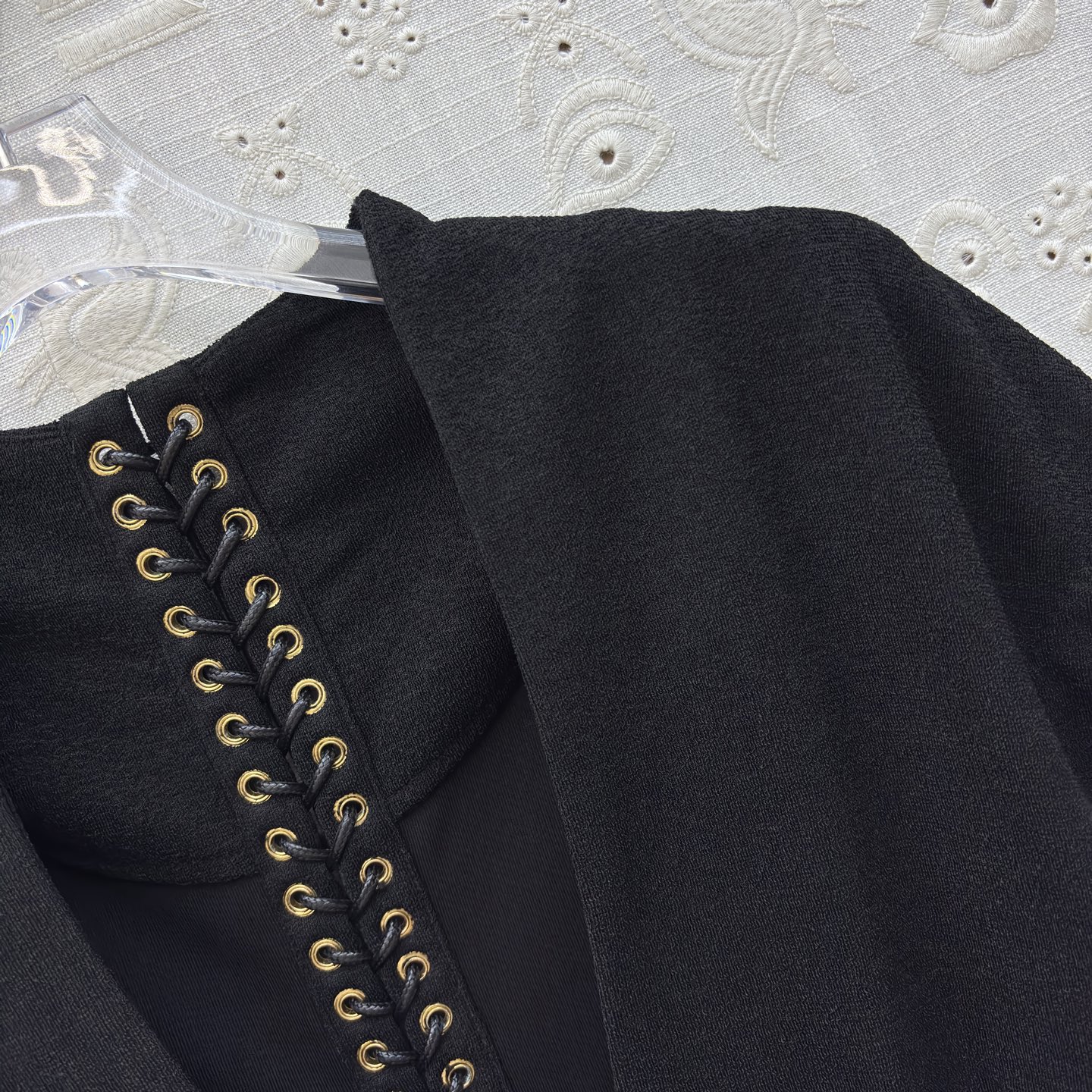 Sch26春夏 V领黑金绑带设计连衣裙高级面料勾勒利落线条 V领+无袖剪裁修饰肩颈比例 前襟与后背的金色