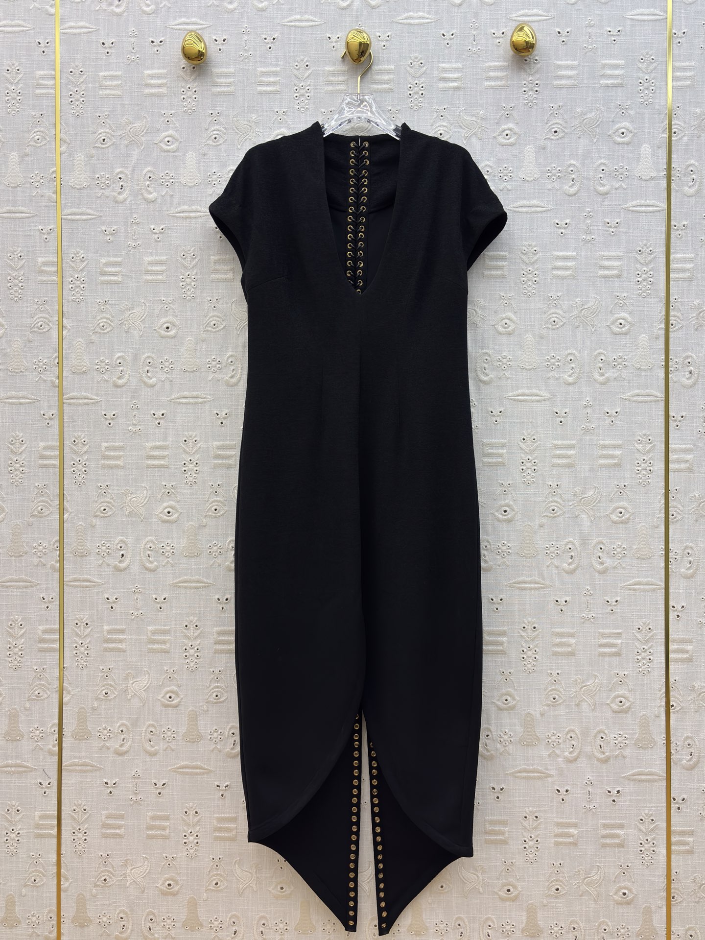 Sch26春夏 V领黑金绑带设计连衣裙高级面料勾勒利落线条 V领+无袖剪裁修饰肩颈比例 前襟与后背的金色