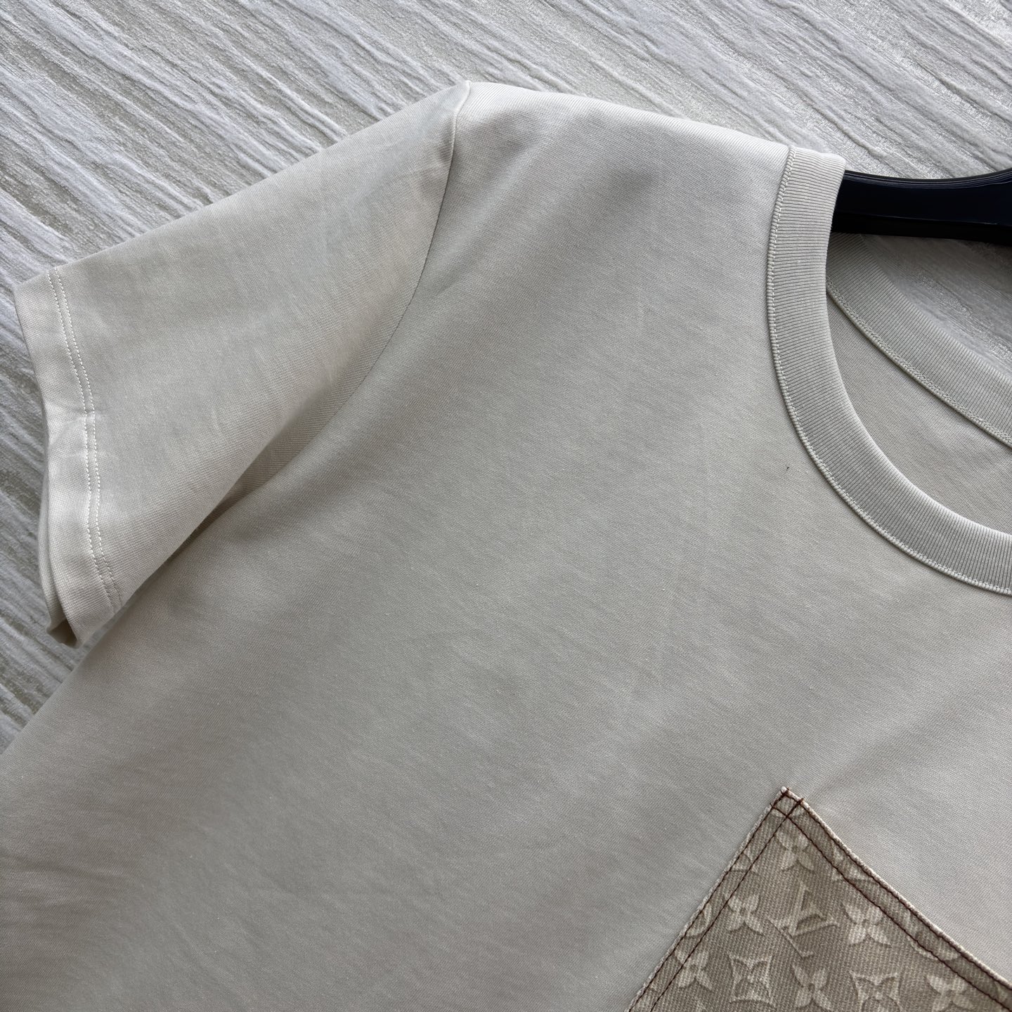 L家 圆领口袋拼接老花T 口袋处的精致印花暗藏巧思 基础款也能穿出高级感 日常搭配牛仔裤、半身裙都超百搭