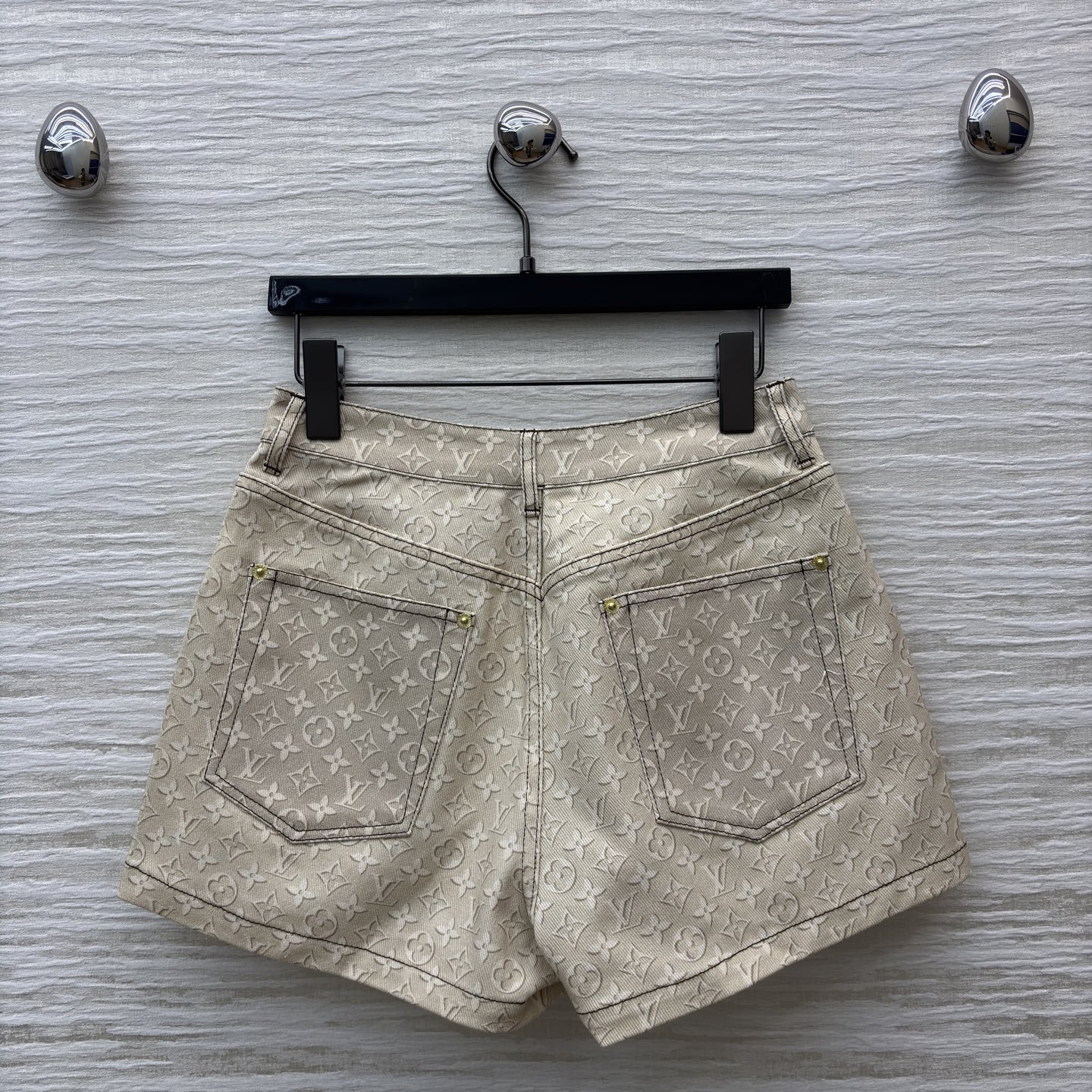 L家 印花米白短裤 高腰版型轻松拉高腰线显腿长 印花设计 告别单调 搭同系列T恤 或吊带都能穿出慵懒高级