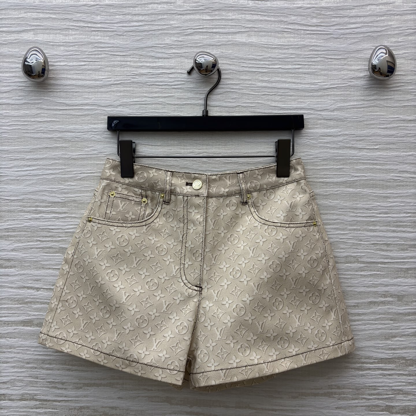 L家 印花米白短裤 高腰版型轻松拉高腰线显腿长 印花设计 告别单调 搭同系列T恤 或吊带都能穿出慵懒高级