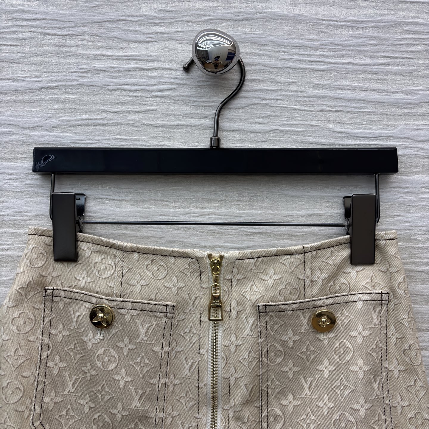 L家 印花荷叶边半裙 自带高级感 前襟拉链搭配荷叶裙摆 甜酷感拉满～高腰剪裁还能优化比例 搭同系列白T或