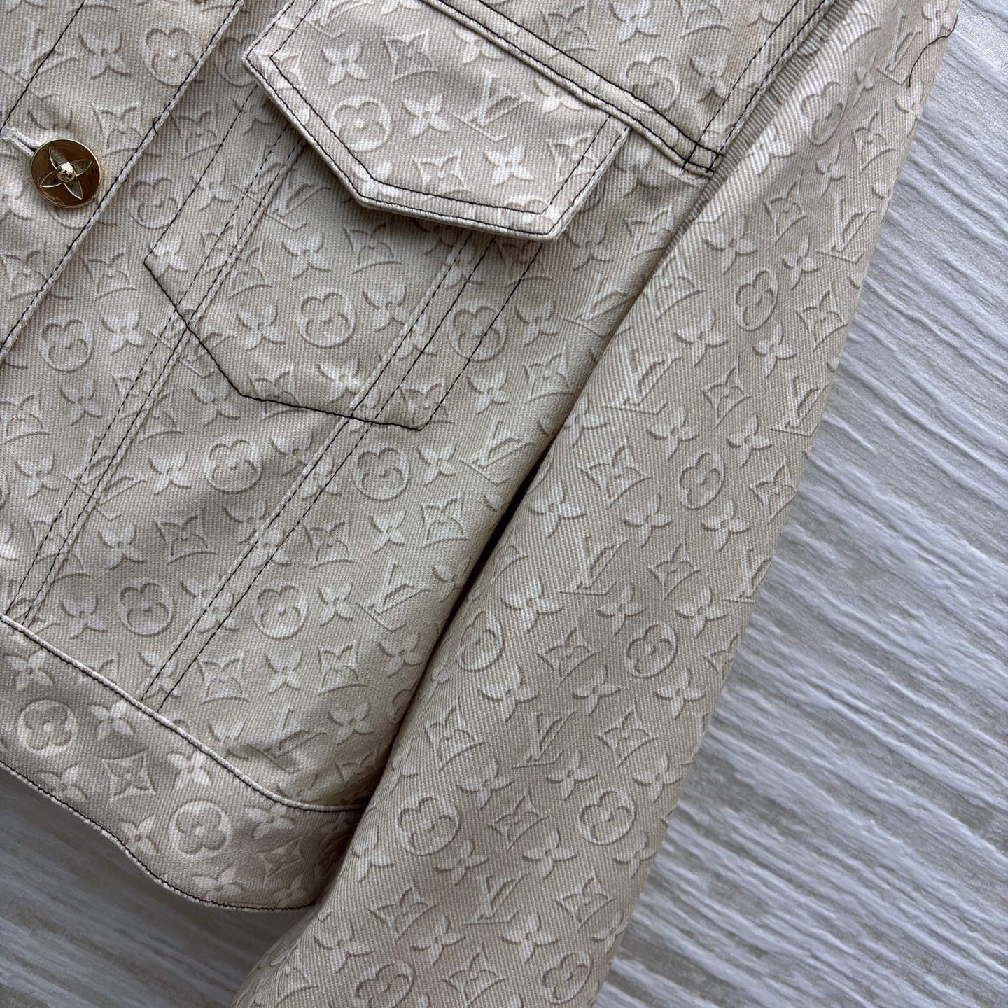 L家 圆领印花短款外套 圆领设计搭配金属纽扣 简约又不失精致 短款剪裁拉高腰线 搭配同系列半裙 阔腿裤都