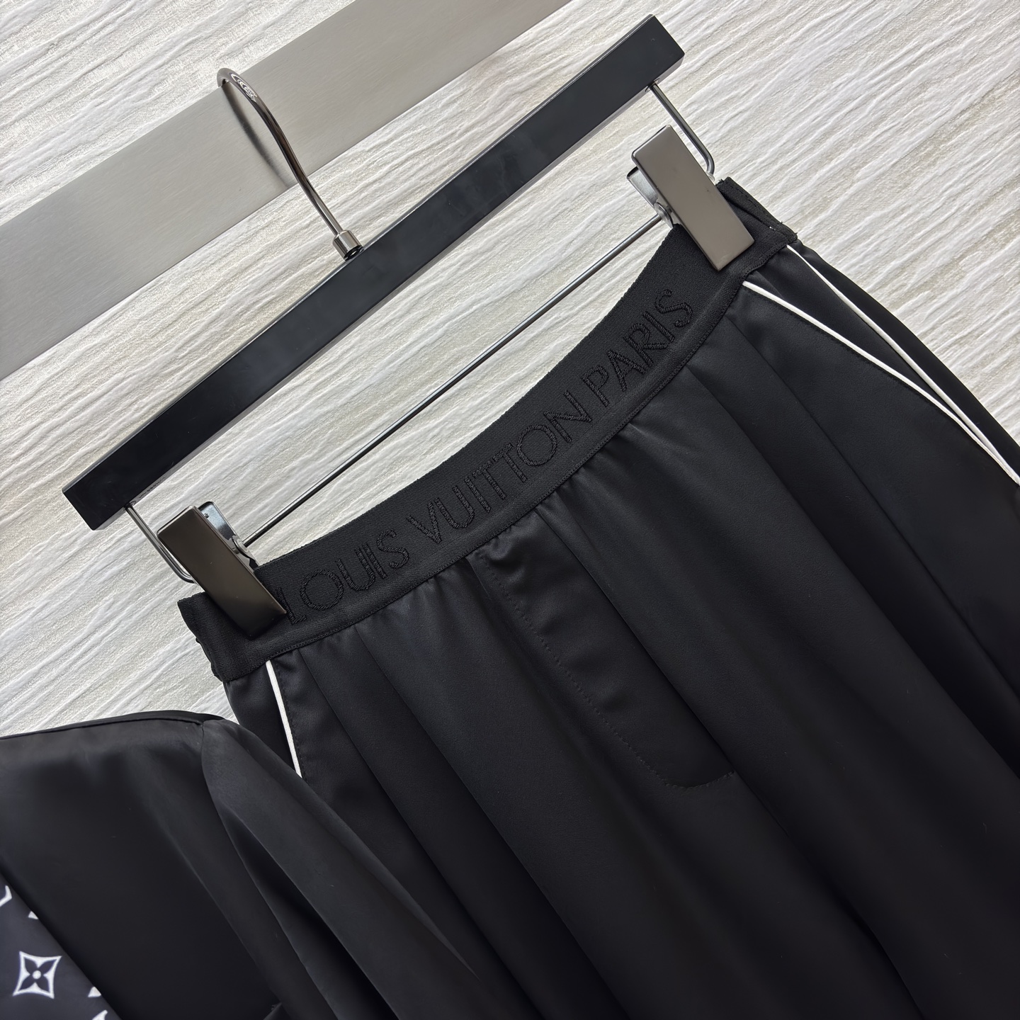 L家 26早春新款 黑色老花丝巾套装 衬衫式缎面上衣配高腰阔腿裤 随性慵懒松弛感满满 上衣简约V领搭金属