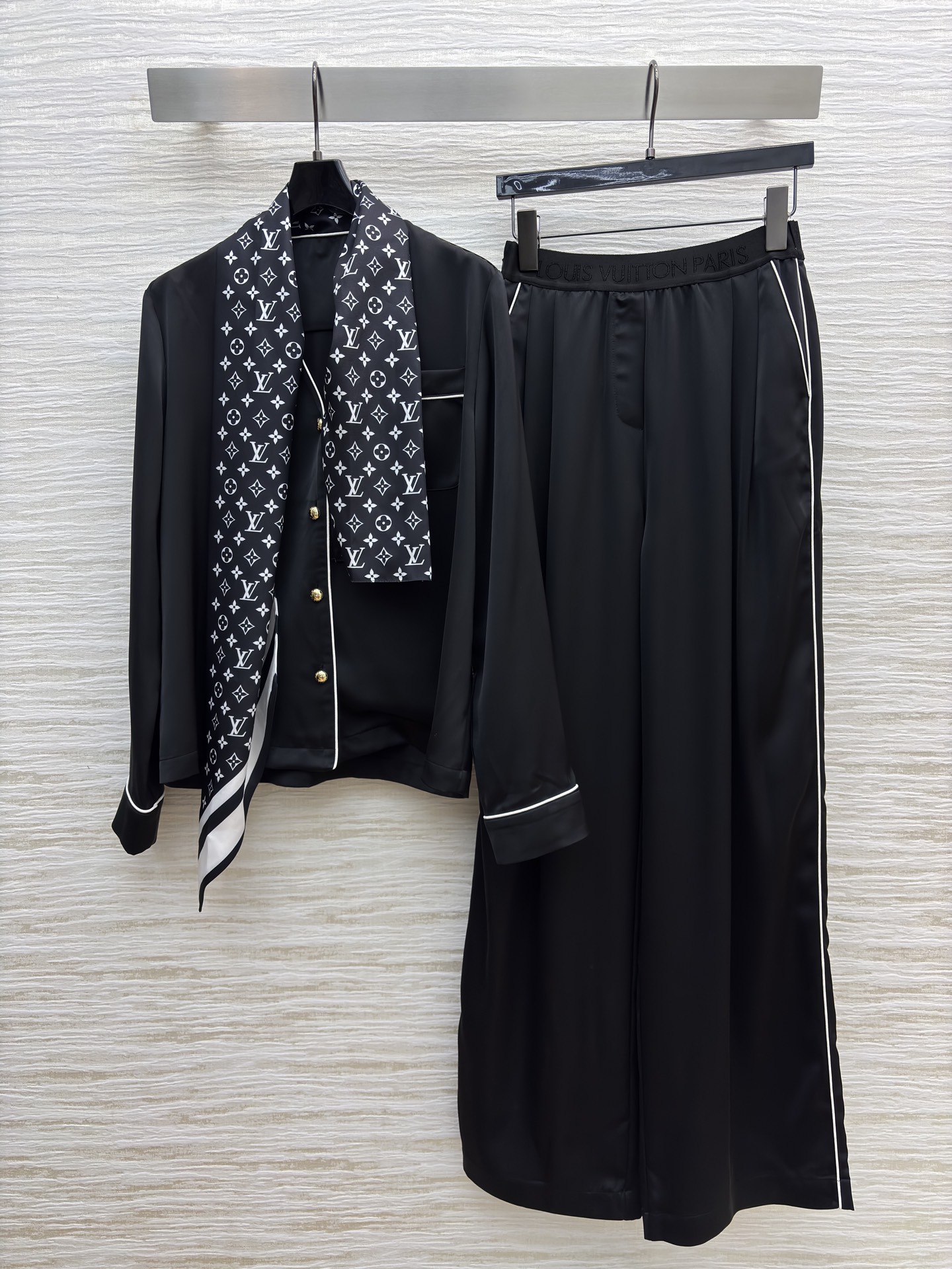 L家 26早春新款 黑色老花丝巾套装 衬衫式缎面上衣配高腰阔腿裤 随性慵懒松弛感满满 上衣简约V领搭金属