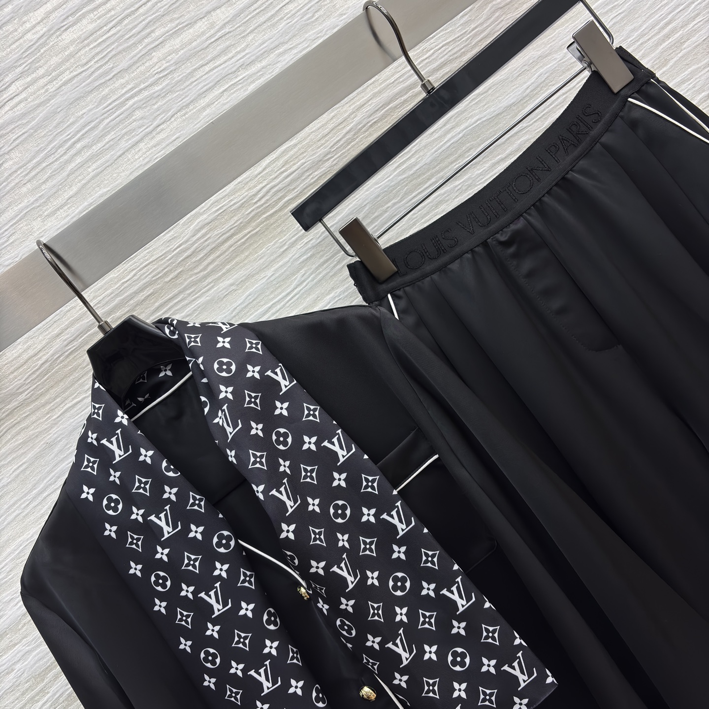 L家 26早春新款 黑色老花丝巾套装 衬衫式缎面上衣配高腰阔腿裤 随性慵懒松弛感满满 上衣简约V领搭金属