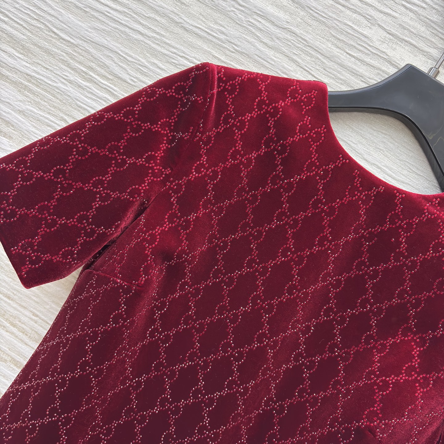 G家 酒红色GG提花烫钻丝绒连衣裙 双G进口烫钻 正面简约圆领勾勒温婉线条 后背深V露背设计暗藏性感小心