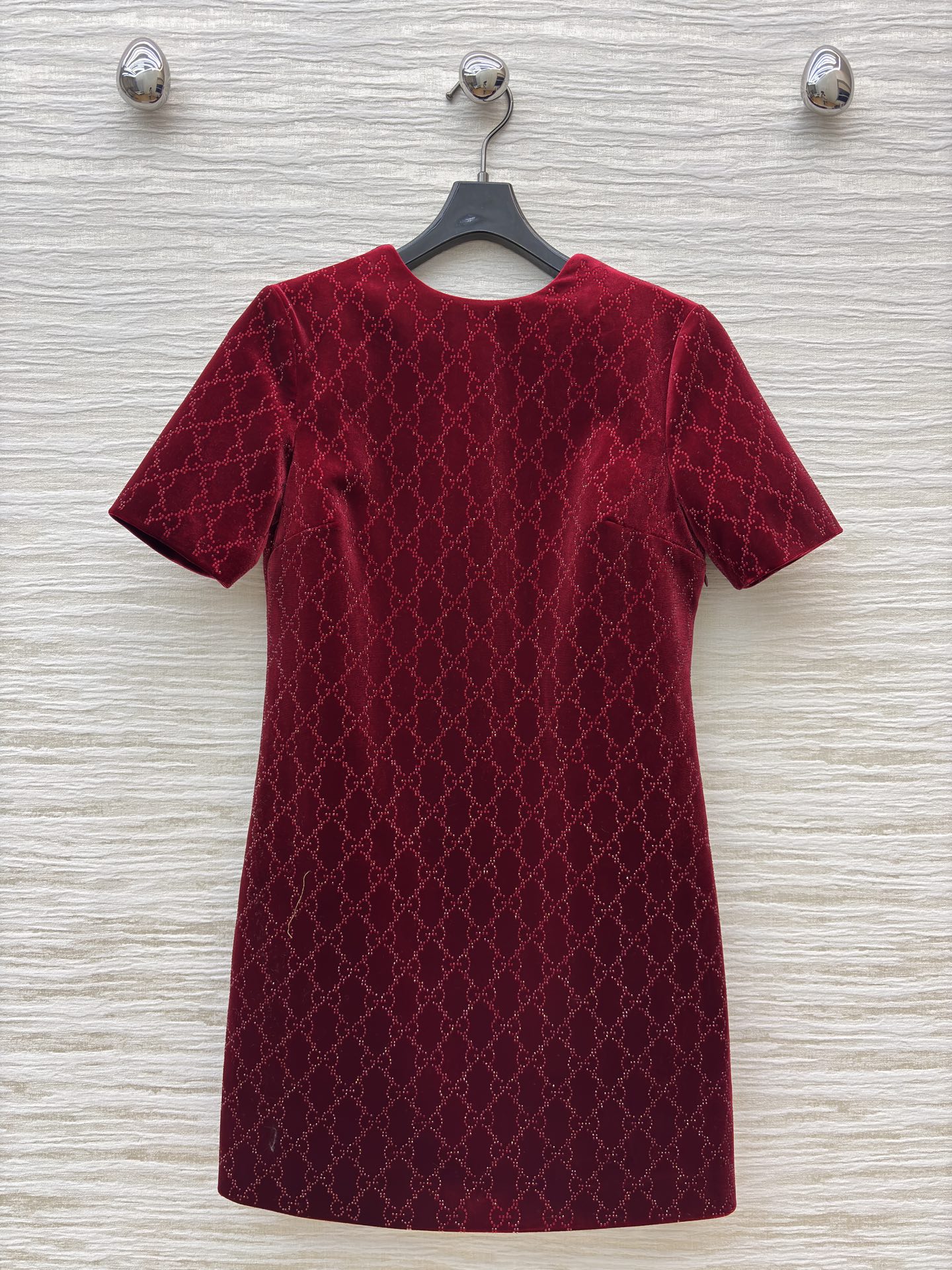 G家 酒红色GG提花烫钻丝绒连衣裙 双G进口烫钻 正面简约圆领勾勒温婉线条 后背深V露背设计暗藏性感小心