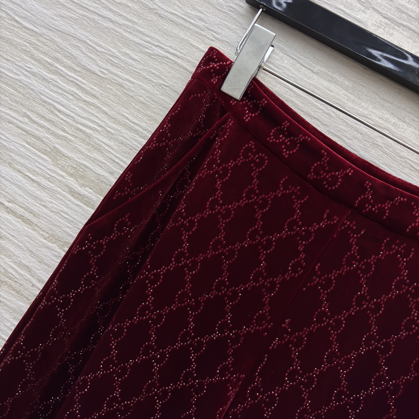 G家 酒红色GG提花烫钻阔腿裤 双G进口烫钻 丝绒面料与同系列西装外套呼应打造成套穿搭高级感 丝绒材质柔