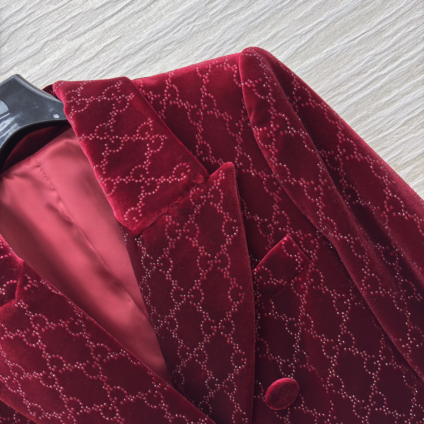 G家 酒红色GG提花烫钻西装外套 双G进口烫钻 丝绒面料柔软又有垂坠感 版型挺括不塌肩 上身利落又大气 