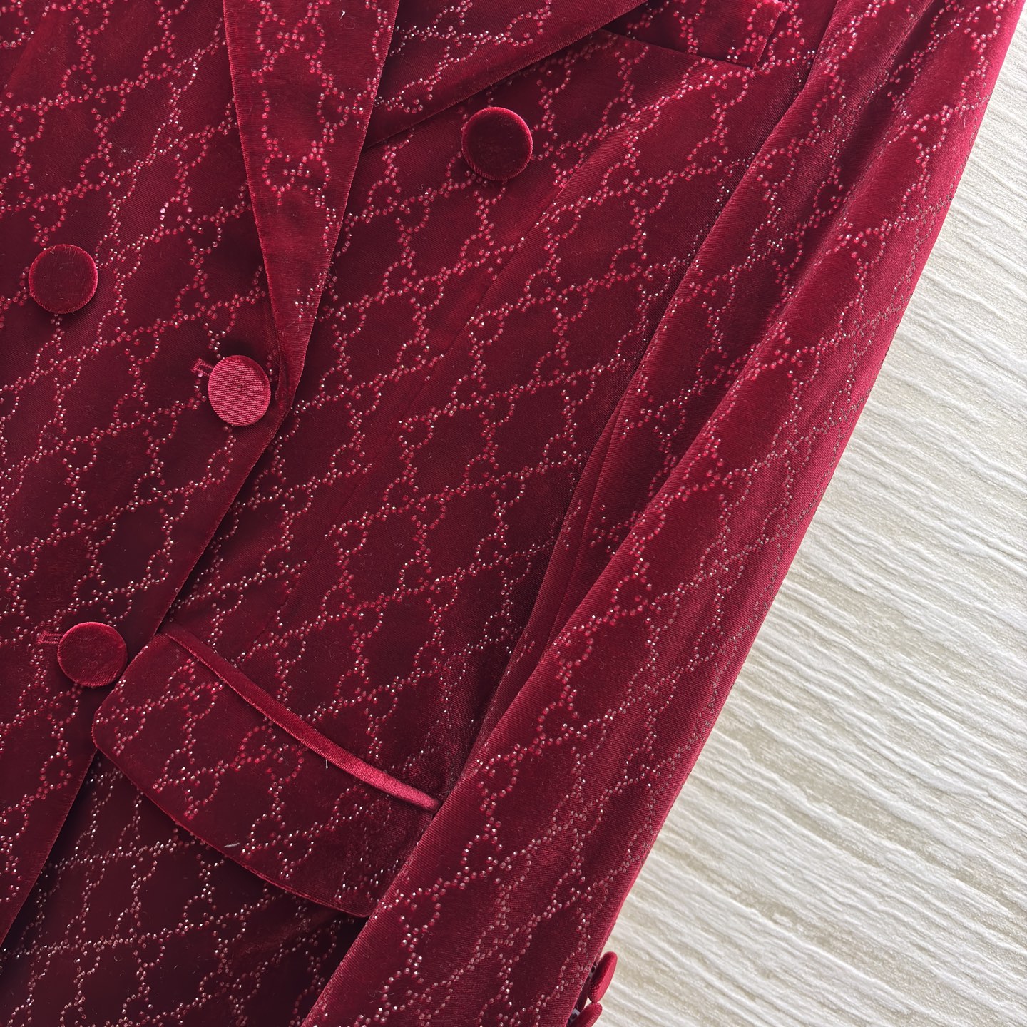 G家 酒红色GG提花烫钻西装外套 双G进口烫钻 丝绒面料柔软又有垂坠感 版型挺括不塌肩 上身利落又大气 