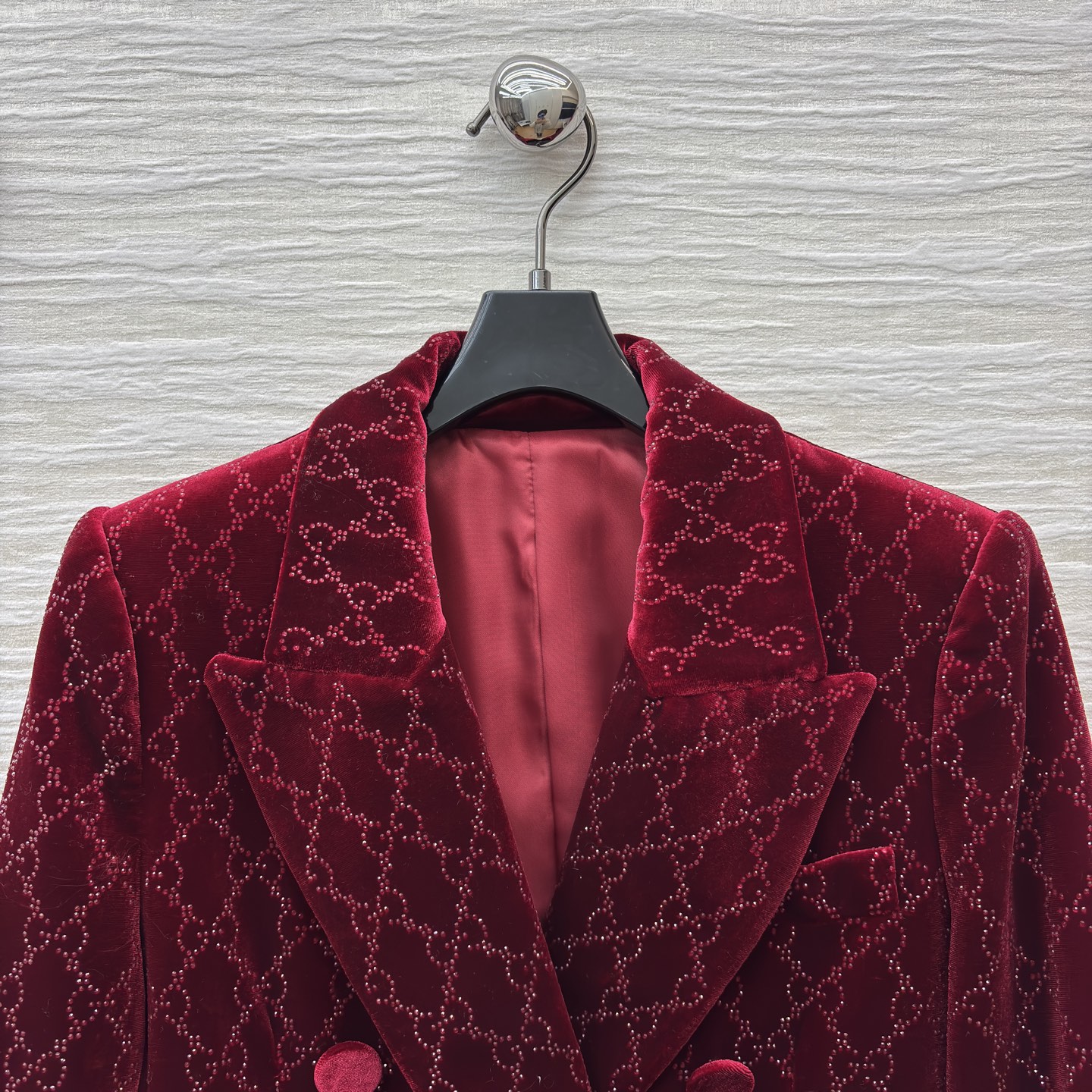 G家 酒红色GG提花烫钻西装外套 双G进口烫钻 丝绒面料柔软又有垂坠感 版型挺括不塌肩 上身利落又大气 