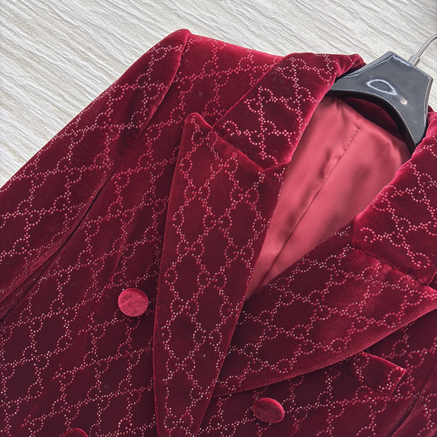 G家 酒红色GG提花烫钻西装外套 双G进口烫钻 丝绒面料柔软又有垂坠感 版型挺括不塌肩 上身利落又大气 