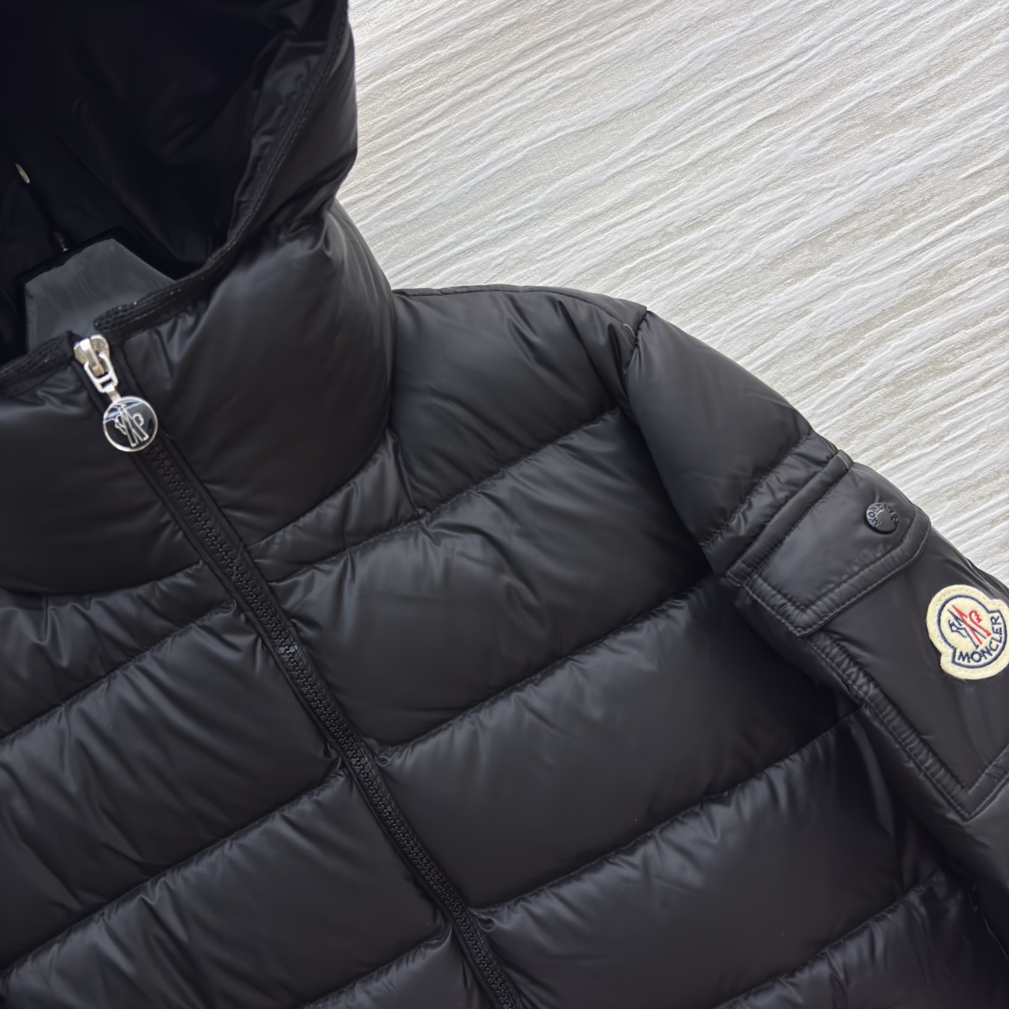 MO连帽中长款羽绒服 连帽设计防风又保暖 简约的拉链开合利落又大方 米白色温柔又显气质 黑色经典百搭不挑