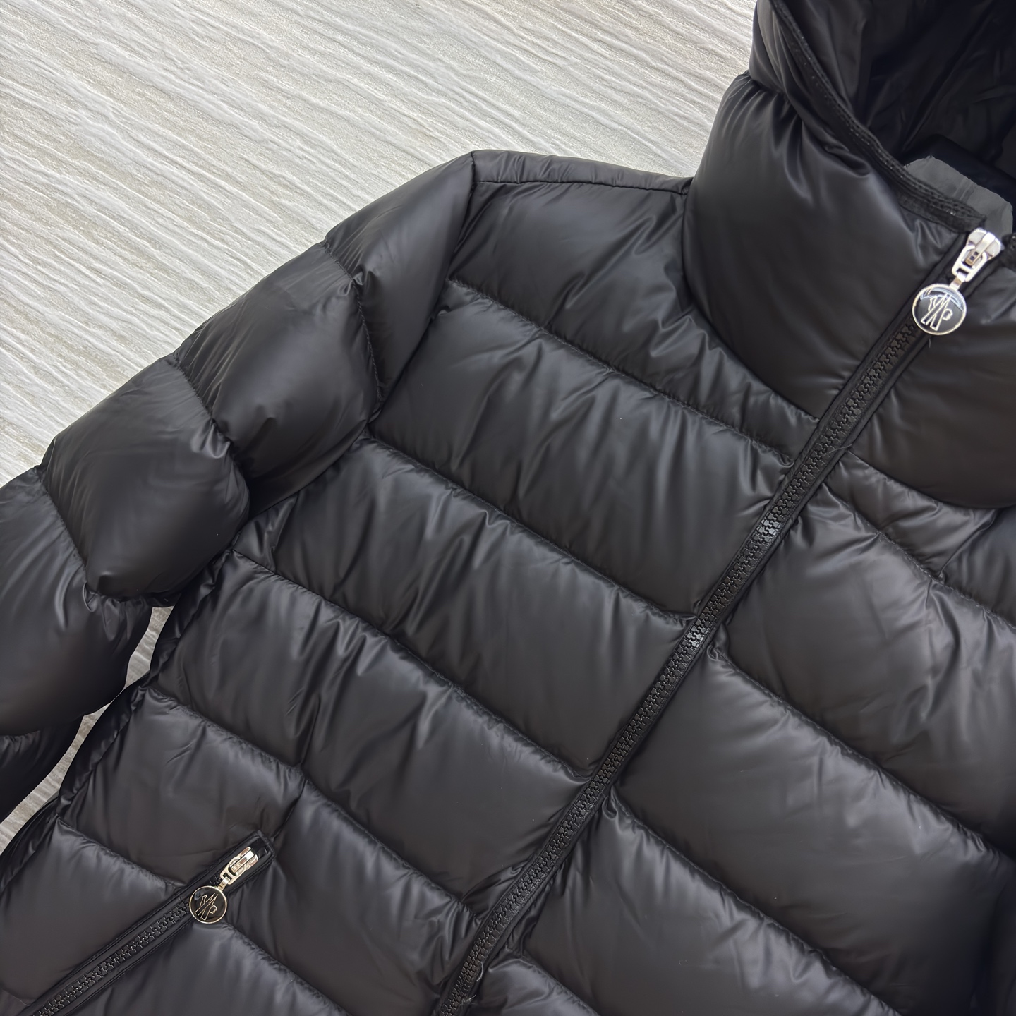 MO连帽中长款羽绒服 连帽设计防风又保暖 简约的拉链开合利落又大方 米白色温柔又显气质 黑色经典百搭不挑