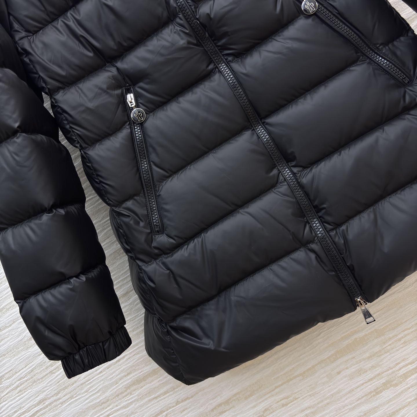 MO连帽中长款羽绒服 连帽设计防风又保暖 简约的拉链开合利落又大方 米白色温柔又显气质 黑色经典百搭不挑