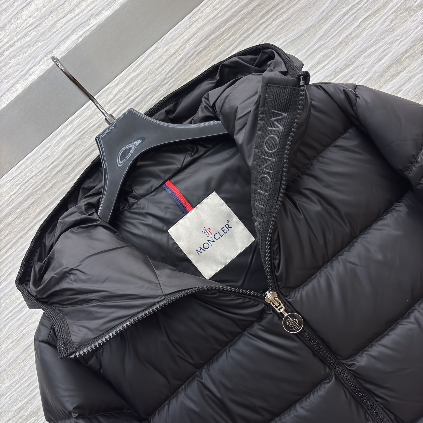 MO连帽中长款羽绒服 连帽设计防风又保暖 简约的拉链开合利落又大方 米白色温柔又显气质 黑色经典百搭不挑