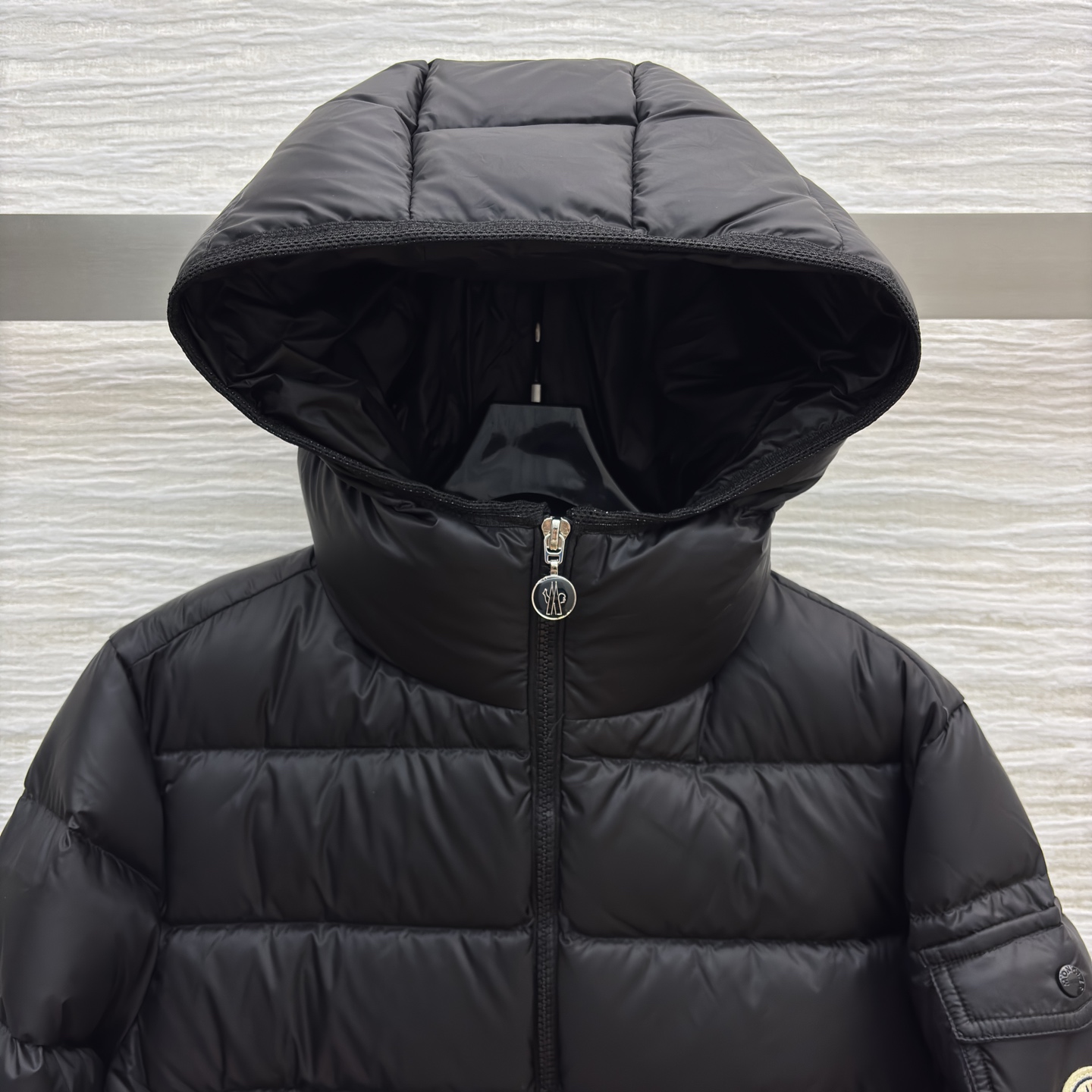 MO连帽中长款羽绒服 连帽设计防风又保暖 简约的拉链开合利落又大方 米白色温柔又显气质 黑色经典百搭不挑