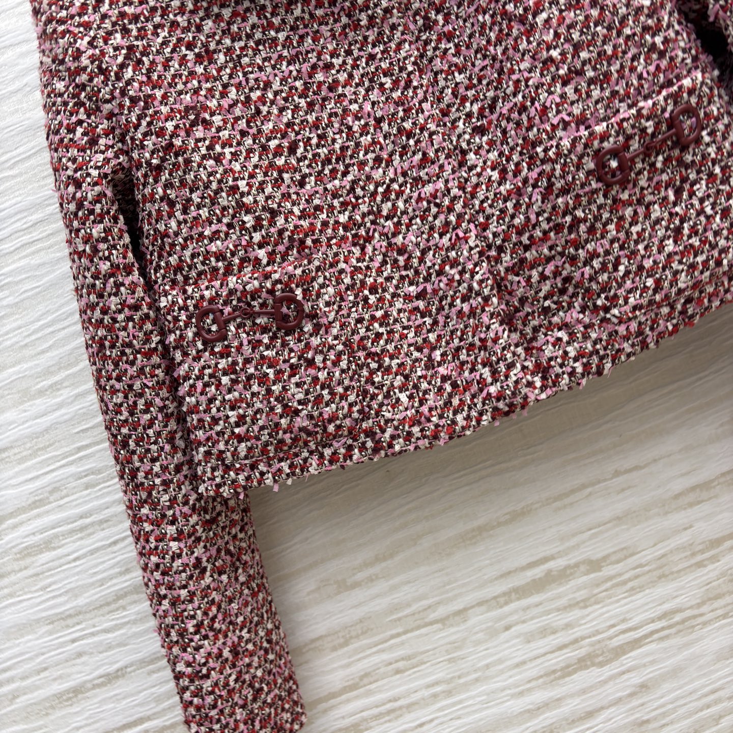 G家 莓红混纺粗花呢套装 短款翻领外套剪裁利落➕A字裤型修饰臀胯超藏肉 拉高腰线显比例 双G金属扣 面料