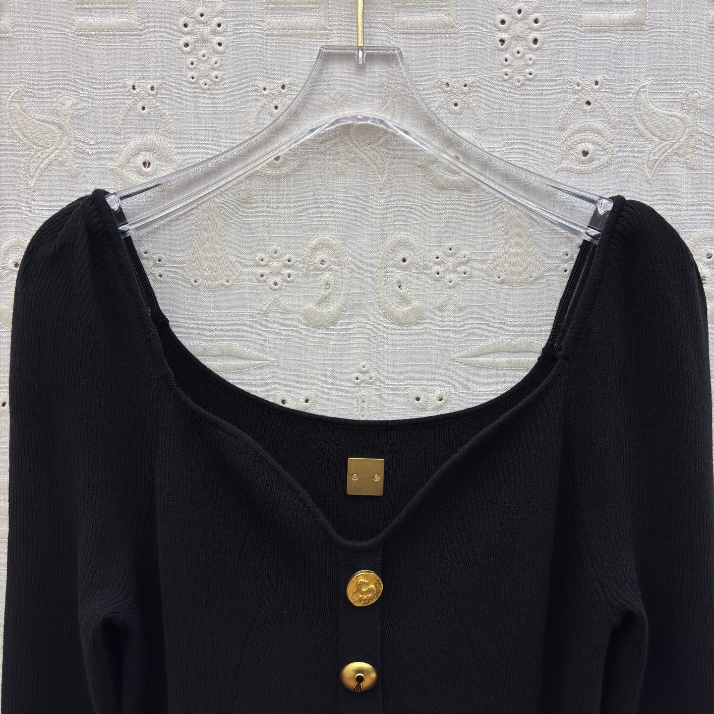 Sch 氛围感针织裙 优雅与气场并存 经典方领设计修饰肩颈线条 金属扣点缀细节满满 搭配同色系腰带轻松勾