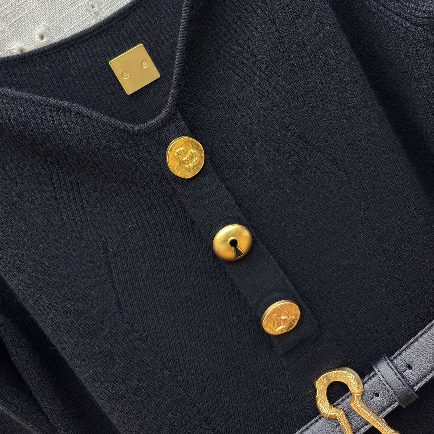 Sch 氛围感针织裙 优雅与气场并存 经典方领设计修饰肩颈线条 金属扣点缀细节满满 搭配同色系腰带轻松勾