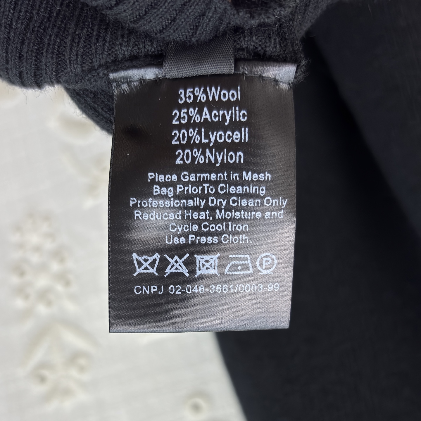 Sch 氛围感针织裙 优雅与气场并存 经典方领设计修饰肩颈线条 金属扣点缀细节满满 搭配同色系腰带轻松勾